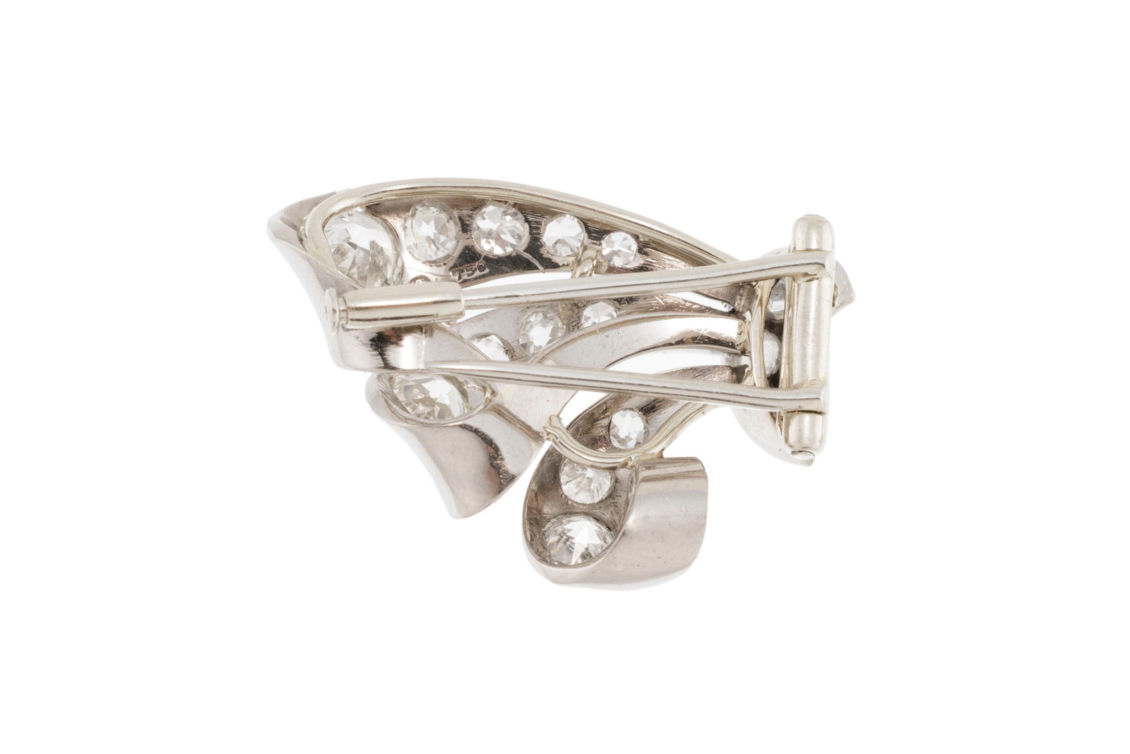 Broche double en or gris 750 à motif de rubans sertis de diamants taille ancienne, h. 2.5 et 3. - 5