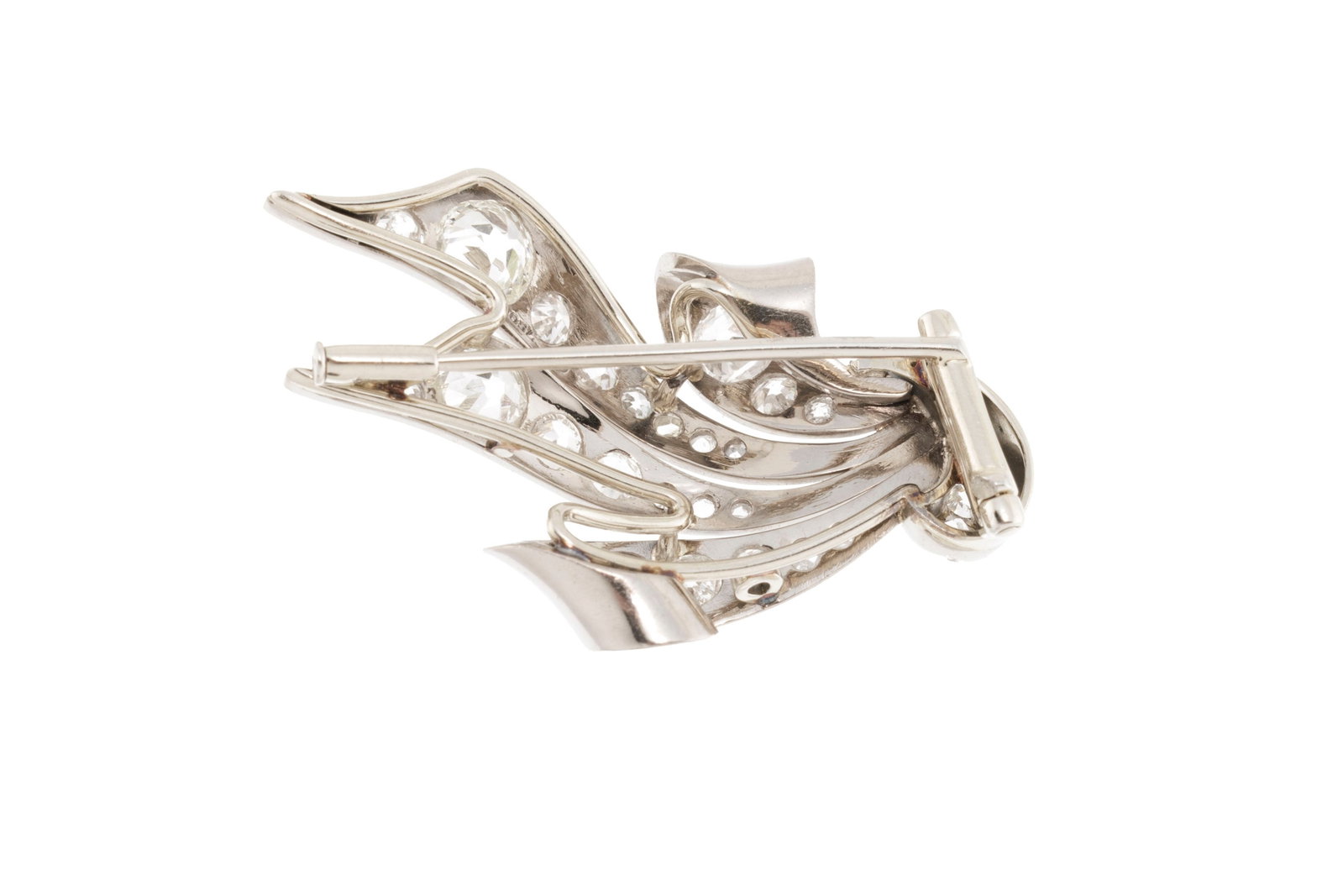 Broche double en or gris 750 à motif de rubans sertis de diamants taille ancienne, h. 2.5 et 3. - 6