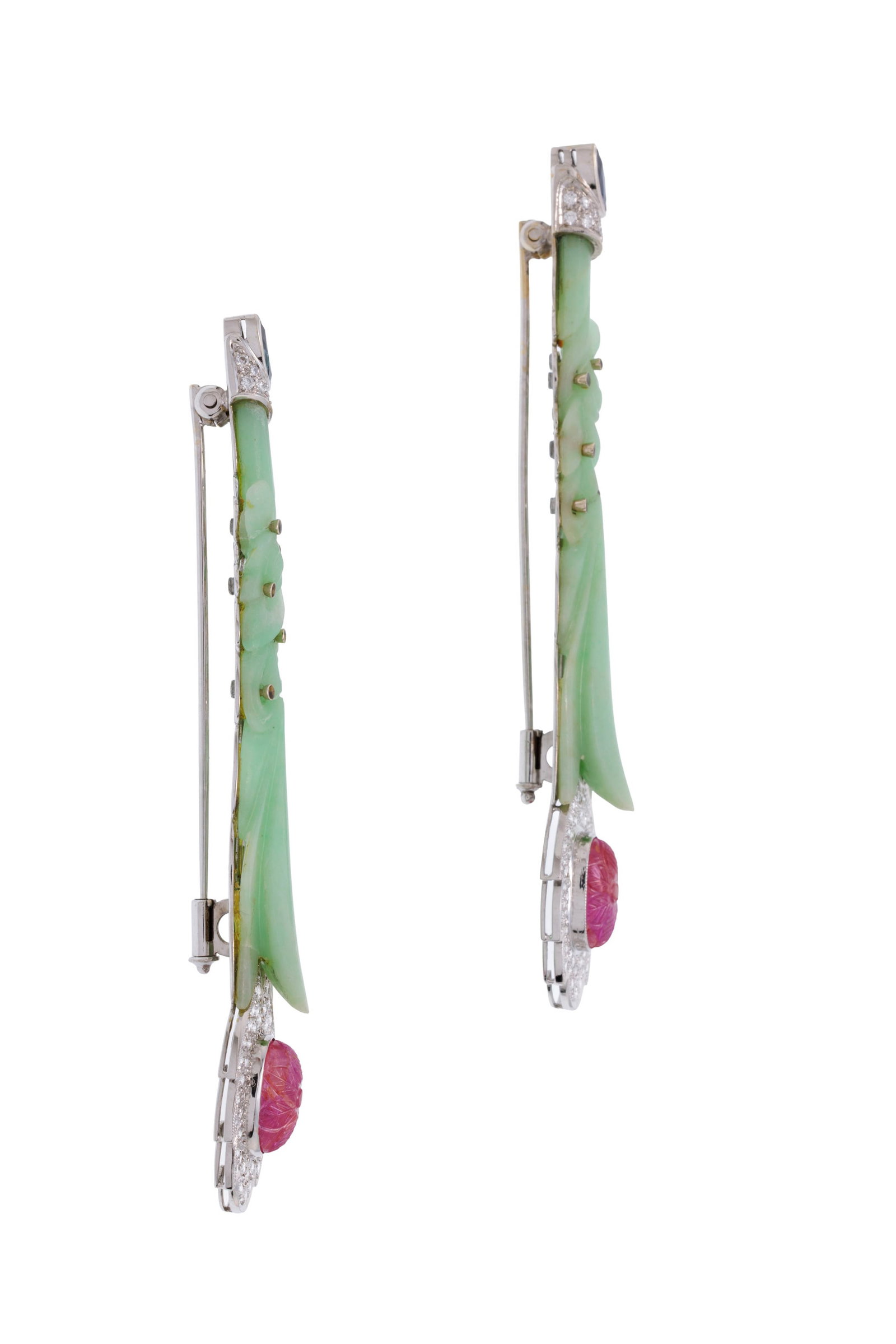 Lot de deux broches or gris 750 formées de deux éléments en jade gravés surmont& - 2