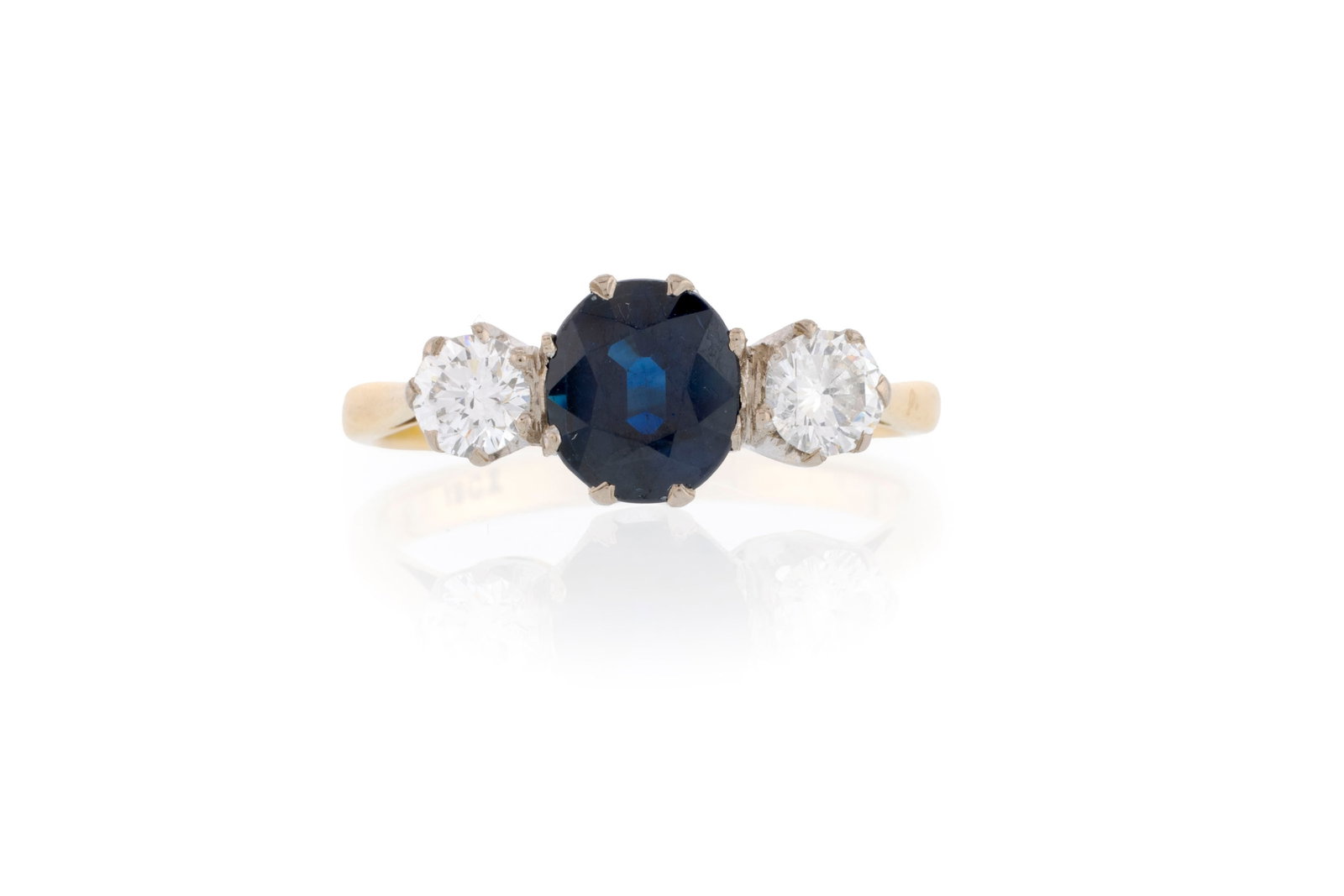 Bague années 1960 2 ors 750 sertie d'un saphir ovale épaulé de deux diamants taille b: Bague années 1960 2 ors 750 sertie d'un saphir ovale épaulé de deux diamants taille brillant (env. 0.22 ct chacun), doigt 54-14 Condition Monture: Bon état de conservation