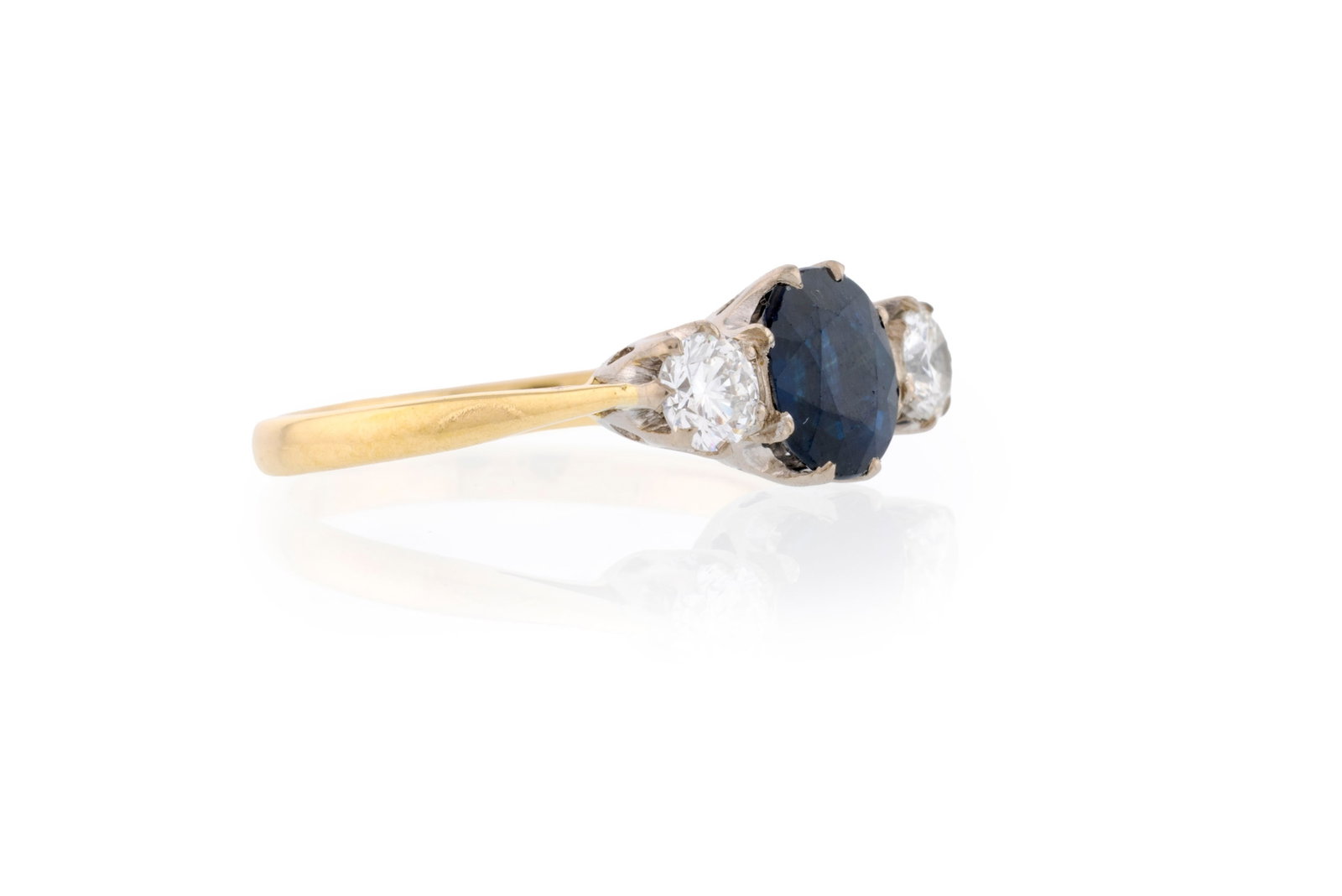 Bague années 1960 2 ors 750 sertie d'un saphir ovale épaulé de deux diamants taille b - 2