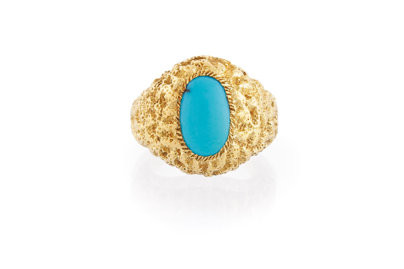 Chaumet, bague années 1970 or 750 texturé ornée d'une turquoise ovale, signée, d: Chaumet, bague années 1970 or 750 texturé ornée d'une turquoise ovale, signée, doigt 48-8, 10g Condition Bon état de conservation général. Présence de