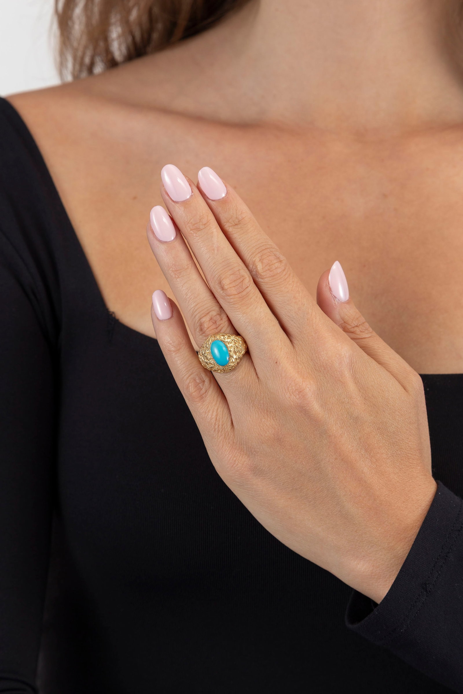 Chaumet, bague années 1970 or 750 texturé ornée d'une turquoise ovale, signée, d - 4