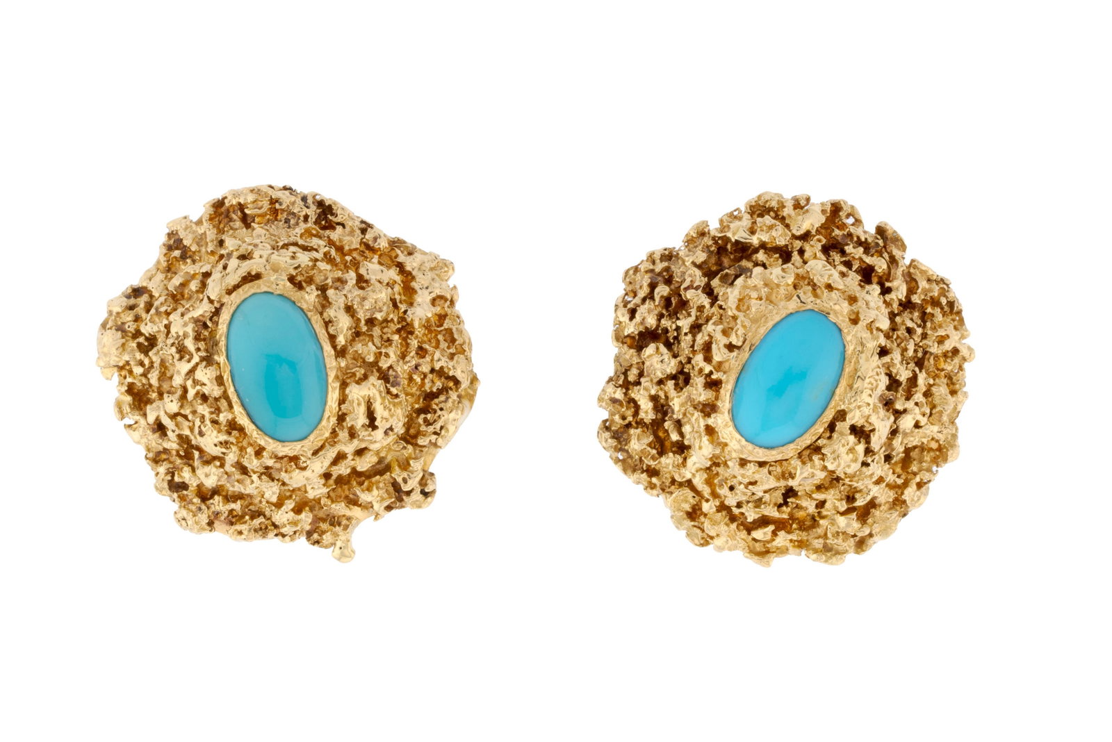 Chaumet, paire de clips d'oreilles années 1970 or 750 texturé façon pépite centr: Chaumet, paire de clips d'oreilles années 1970 or 750 texturé façon pépite centrant des turquoises ovales, signés, h. 2.4 cm, 23g Condition Bon état de conservation