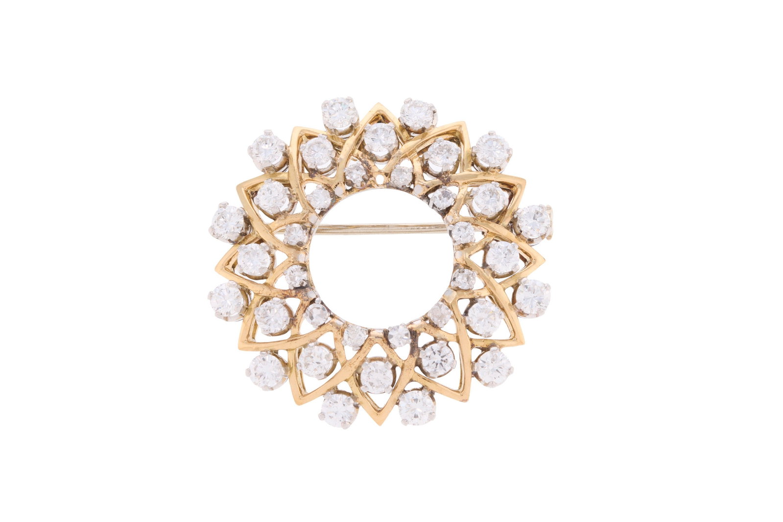 Broche rosace années 1950-60 2 ors 750 ajourés, sertie de diamants taille brillant et 8/8,: Broche rosace années 1950-60 2 ors 750 ajourés, sertie de diamants taille brillant et 8/8, diam. 3 cm, 9g Condition Monture: Bon état de conservation général. Présence