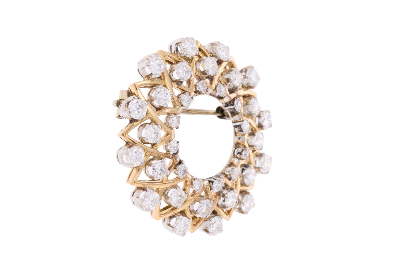 Broche rosace années 1950-60 2 ors 750 ajourés, sertie de diamants taille brillant et 8/8, - 2