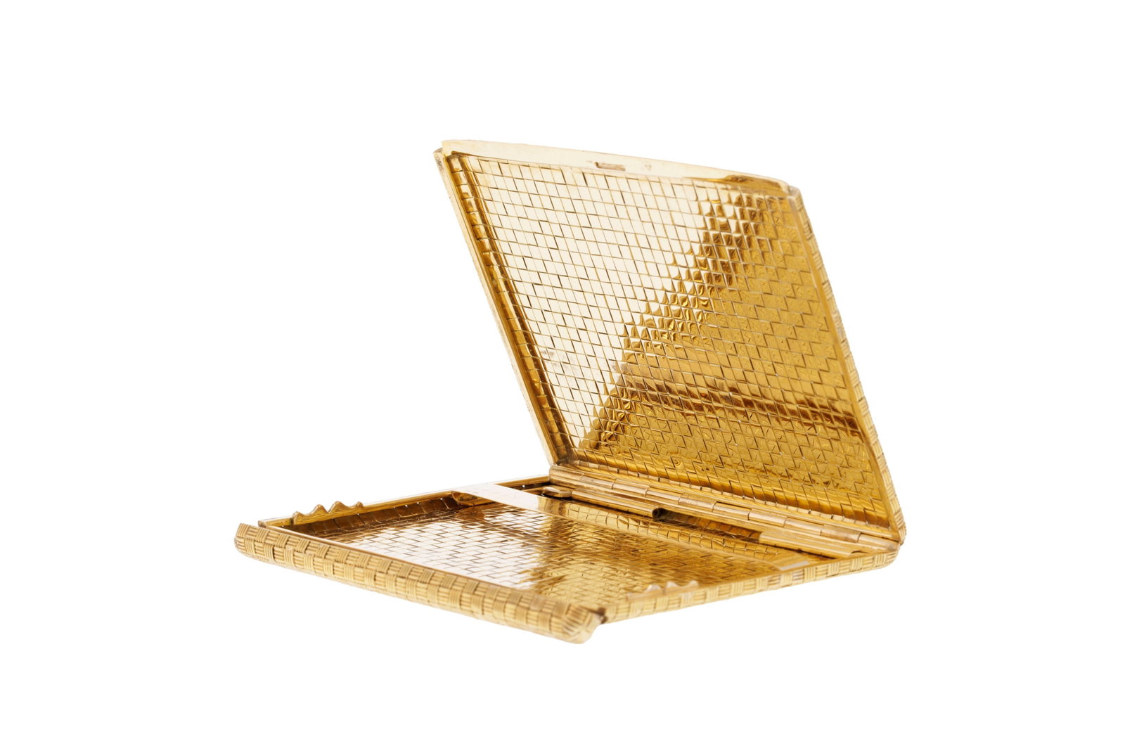 Etui à cigarettes à vannerie d'or 750, 10.1x8.1x0.8 cm, 168g: Etui à cigarettes à vannerie d'or 750, 10.1x8.1x0.8 cm, 168g Condition Bon état de conservation général. Présence de rayures et micro rayures d'usage normal.
