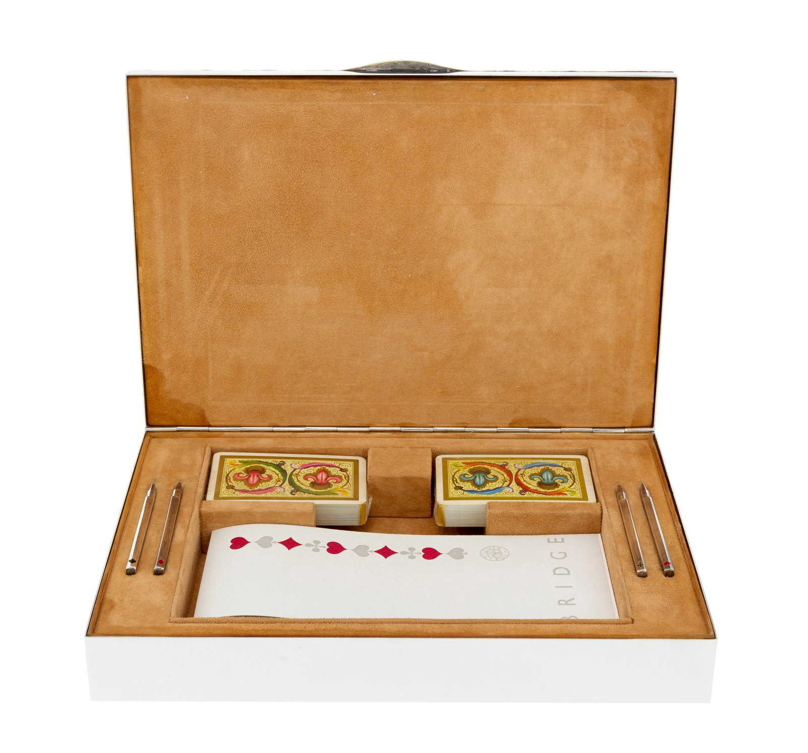 Chaumet, coffret à bridge en argent surmonté d'un décor cloisonné texturé, : Chaumet, coffret à bridge en argent surmonté d'un décor cloisonné texturé, s'ouvrant pour dévoiler un intérieur gainé de daim beige avec deux jeux de cartes,