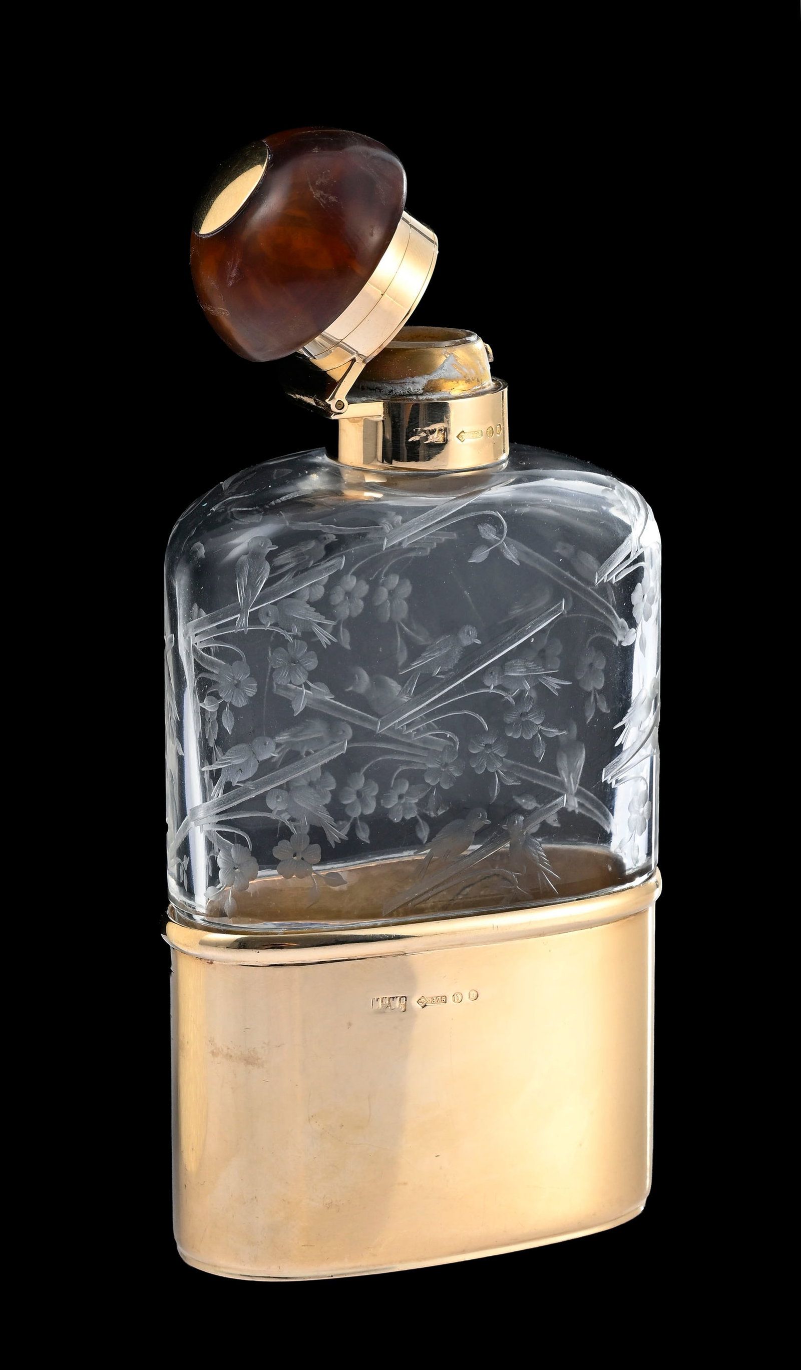 Flacon en verre avec monture en or, Mappin & Webb, Londres, au décor ciselé et givré : Flacon en verre avec monture en or, Mappin & Webb, Londres, au décor ciselé et givré d'oiseaux dans des branches fleuries, cabochon en forme de champignon en écaille, housse et col