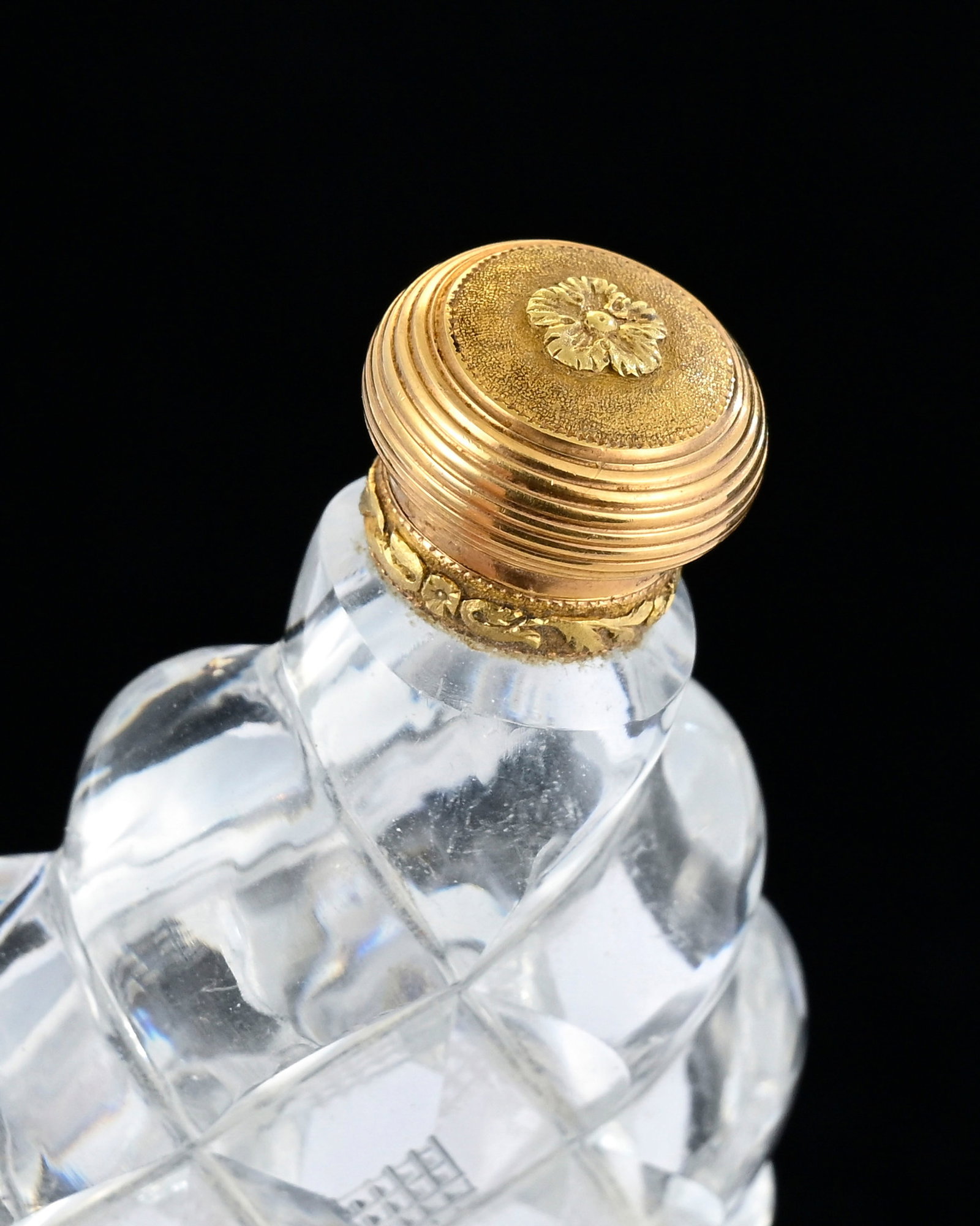Flacon en cristal de roche, le bouchon en or - 8 cm - 2