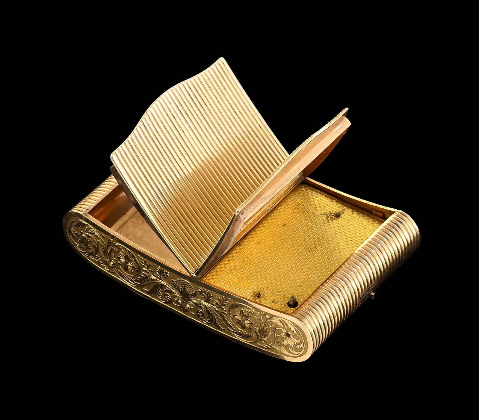 Tabatière en or avec boîte à musique, circa 1820-1830, deux vantaux au décor c&#: Tabatière en or avec boîte à musique, circa 1820-1830, deux vantaux au décor côtelé, les côtés au décor ciselé de fleurs et de feuillages en volute su
