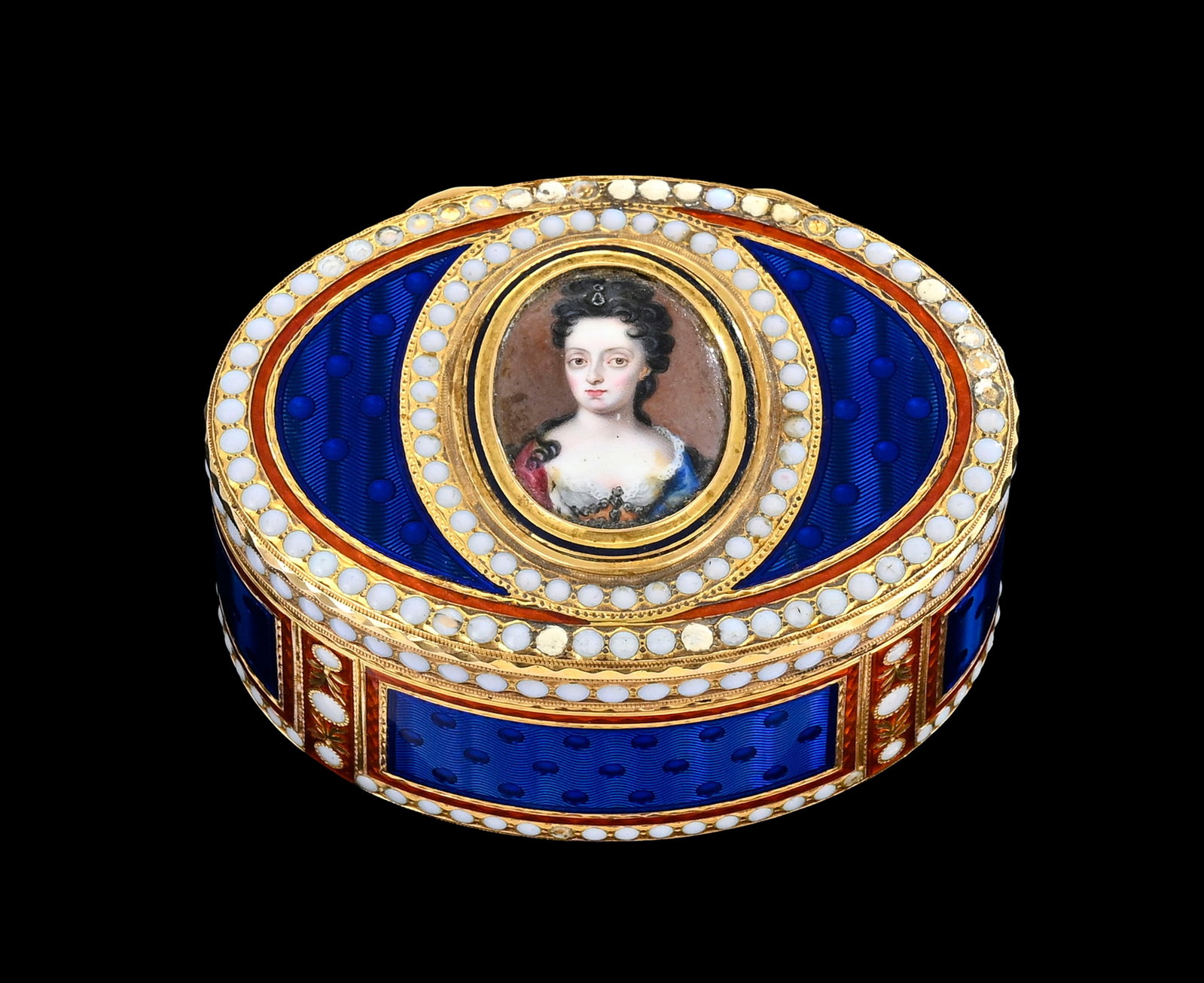 Tabatière ovale en or et émail surmontée d'un portrait en miniature en émail ple: Tabatière ovale en or et émail surmontée d'un portrait en miniature en émail plein, France, fin XVIIIe s., le fond guilloché émaillé bleu translucide, frises perl