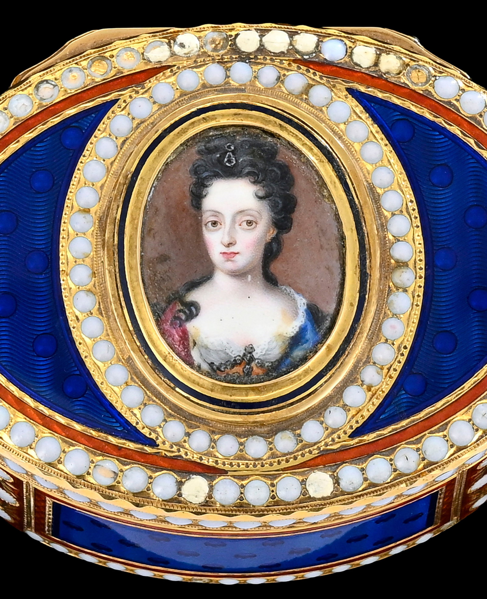 Tabatière ovale en or et émail surmontée d'un portrait en miniature en émail ple - 3