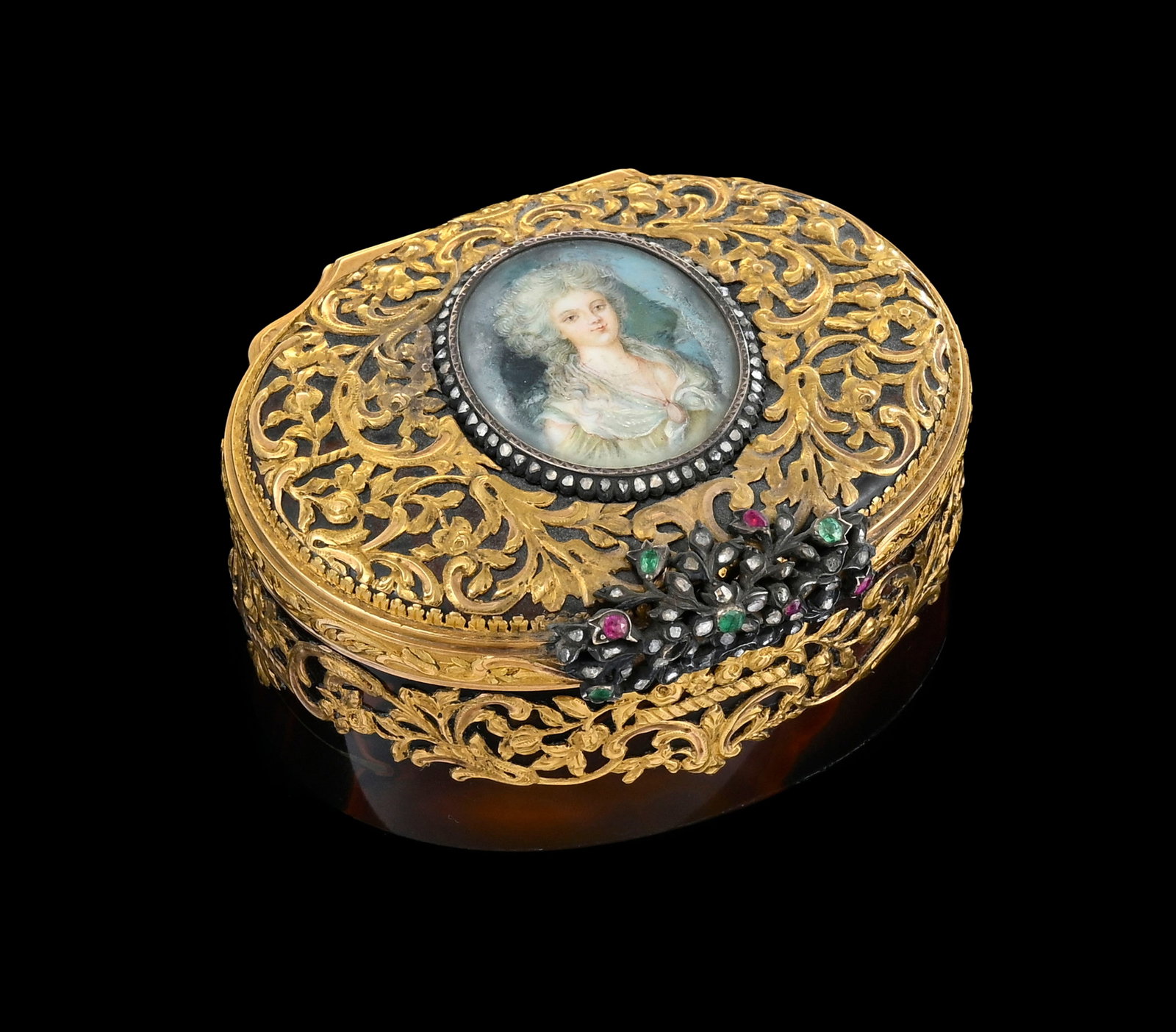 Boîte en agate avec monture en or, sans marque, XIXe s., le couvercle centré d'un portrait: Boîte en agate avec monture en or, sans marque, XIXe s., le couvercle centré d'un portrait en miniature sur ivoire de Marie Antoinette d'après Antoine Vestier circa 1775, monture en or