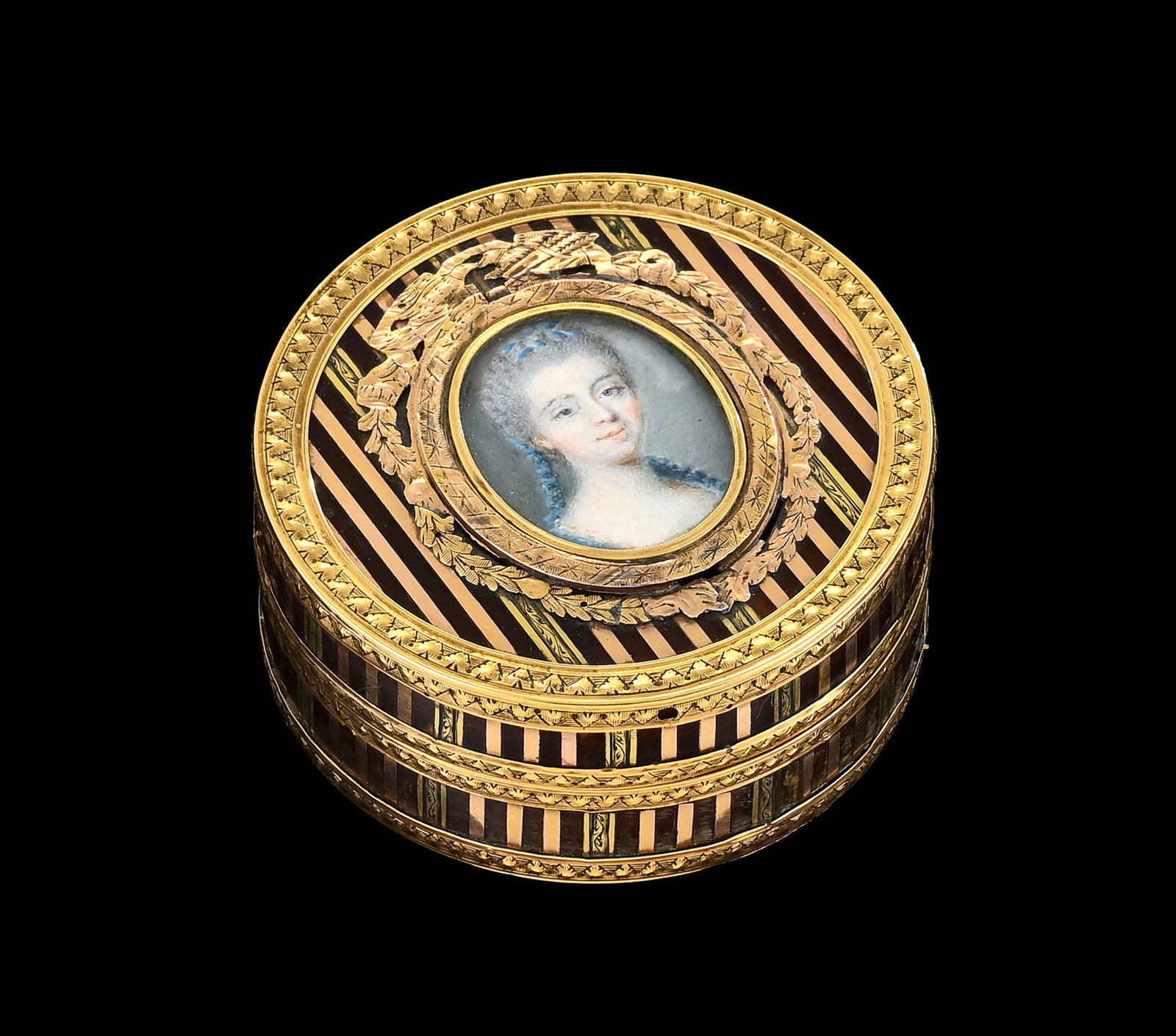 Boîte ronde en écaille avec monture en or, centrée d'un portrait de dame, Louis XVI, : Boîte ronde en écaille avec monture en or, centrée d'un portrait de dame, Louis XVI, France, fin XVIIIe s., au décor de bandes à 2 ors piqué-posé, (dégâts)