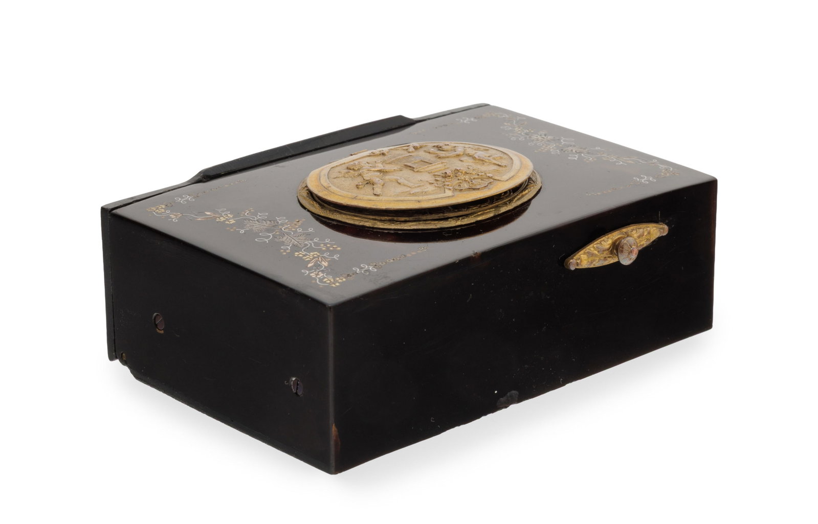 Boîte à oiseau chanteur en écaille de tortue décorée de guirlandes en marqu: Boîte à oiseau chanteur en écaille de tortue décorée de guirlandes en marqueterie d'argent et métal doré stylisant des feuilles et sarments de vigne encadrant un
