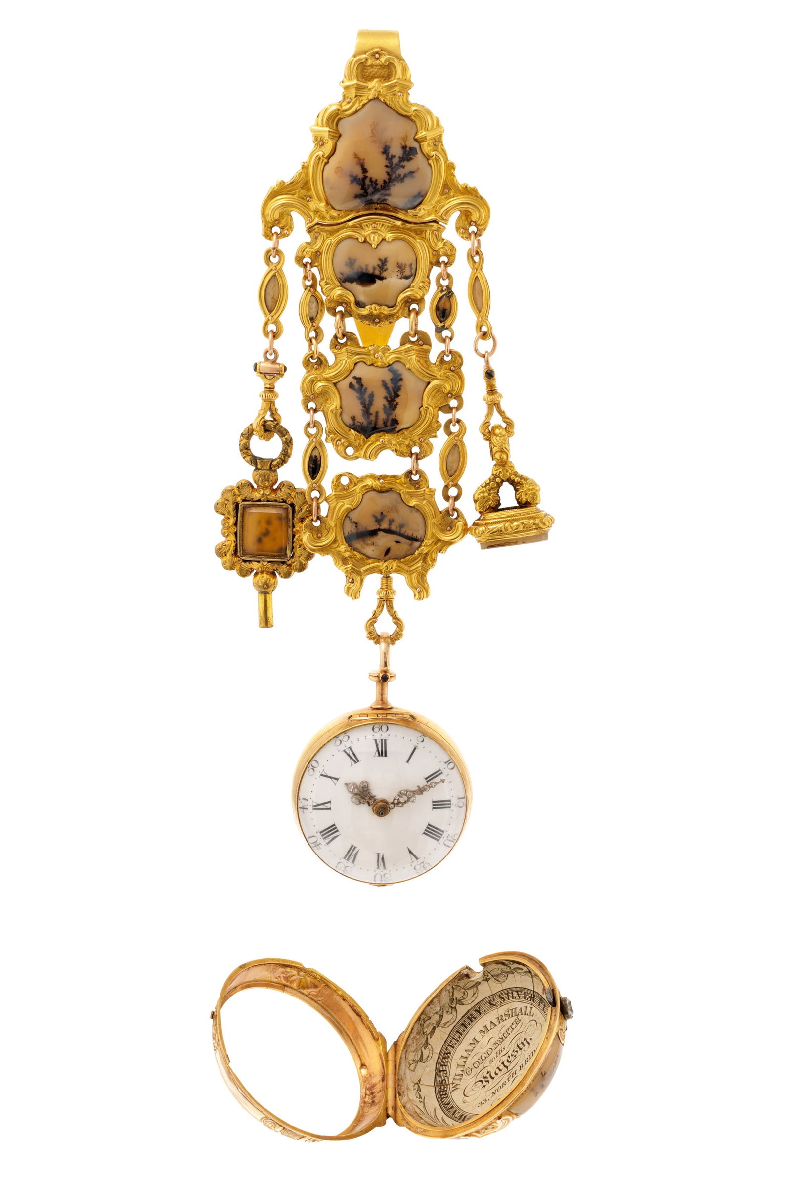 Montre de poche à coq avec boîtier de protection et châtelaine en or ornés d'aga: Montre de poche à coq avec boîtier de protection et châtelaine en or ornés d'agate dendritique, châtelaine retenant une clé et un sceau vierge, aiguilles serties de diama