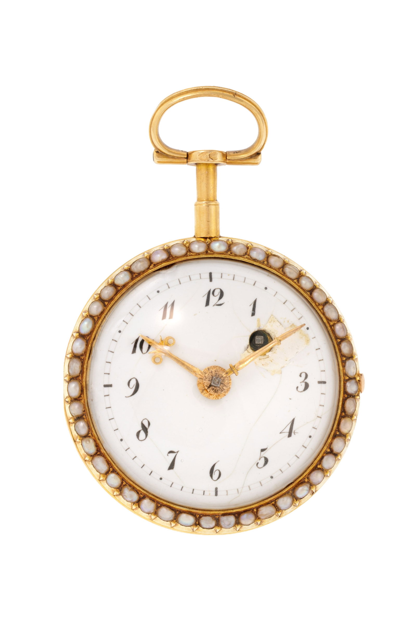 Montre de poche à coq en or 750 et émail décoré d'une élégante et de d: Montre de poche à coq en or 750 et émail décoré d'une élégante et de demi perles, début XIXe s. Mouvement: mécanique Boîtier: n°3348, diam. 32 mm Poid