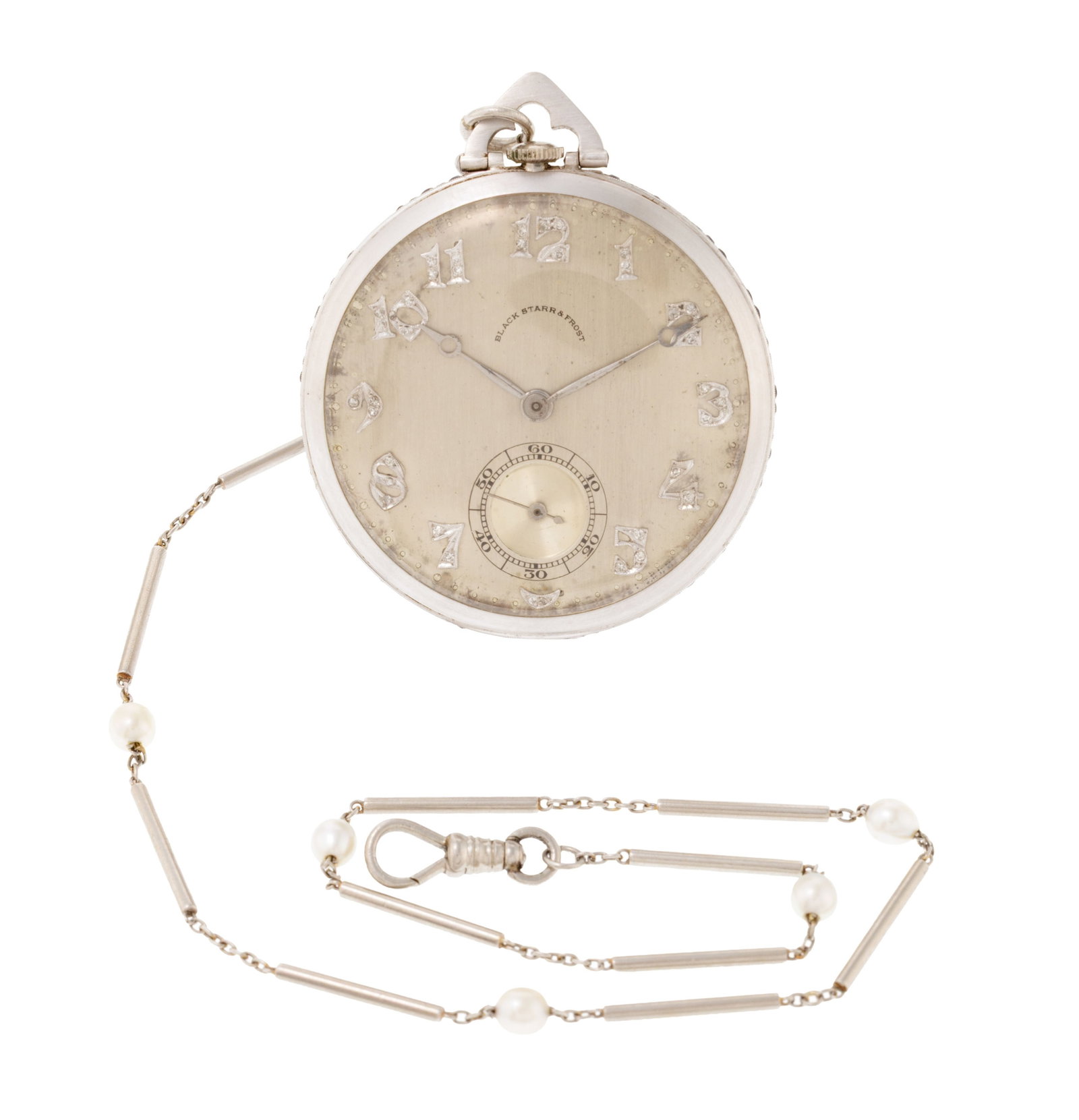 Black Star & Frost, montre de poche petite seconde platine avec le pourtour serti de saphirs et les : Black Star & Frost, montre de poche petite seconde platine avec le pourtour serti de saphirs et les chiffres sertis de diamants sur une chaîne en platine ornée de perles de culture
