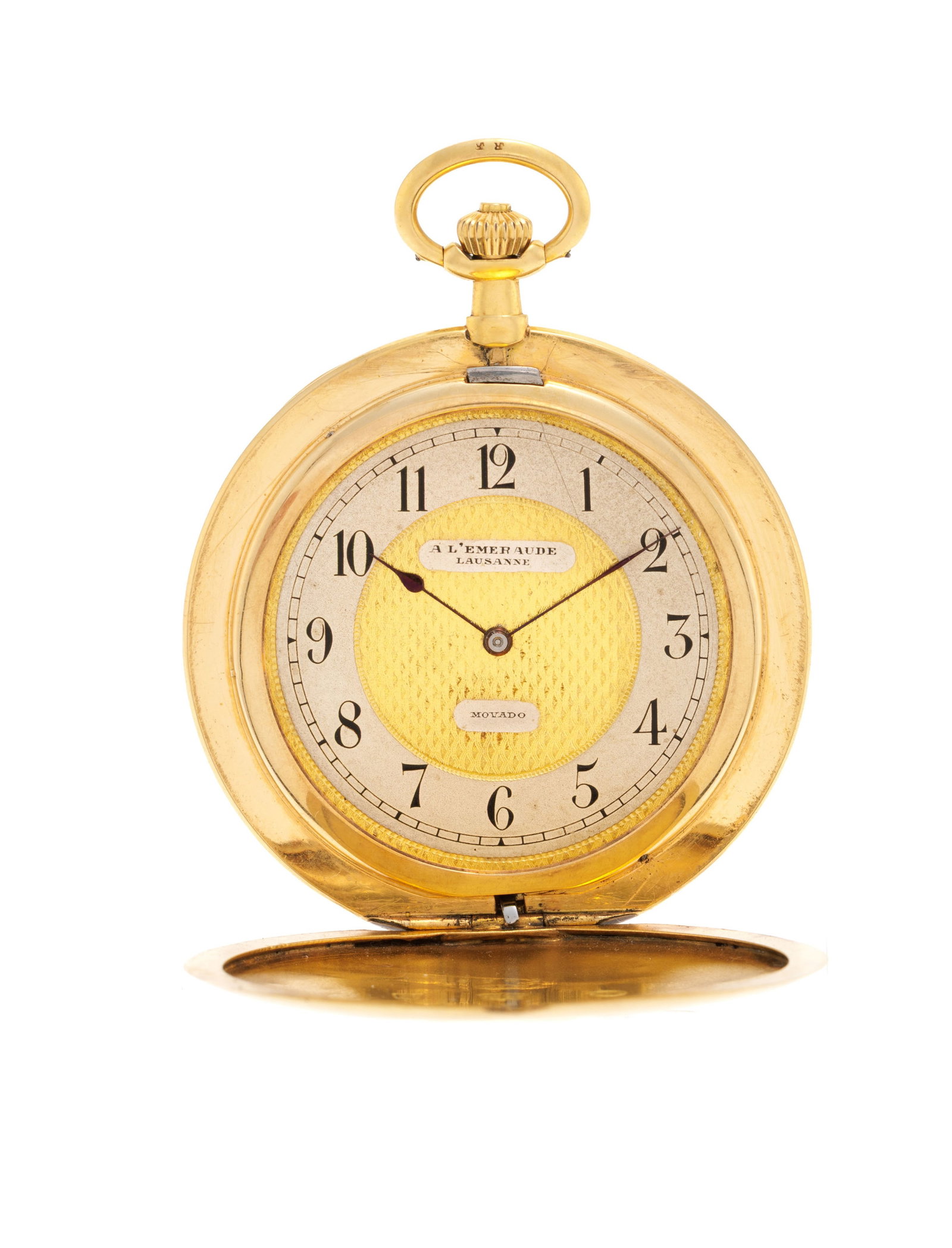 Movado pour A l’Emeraude Lausanne, montre de poche extra plate en or 750 avec monogramme é: Movado pour A l’Emeraude Lausanne, montre de poche extra plate en or 750 avec monogramme émaillé Mouvement: mécanique, 15 rubis, n°34976 Boîtier: n°17614/5459, diam