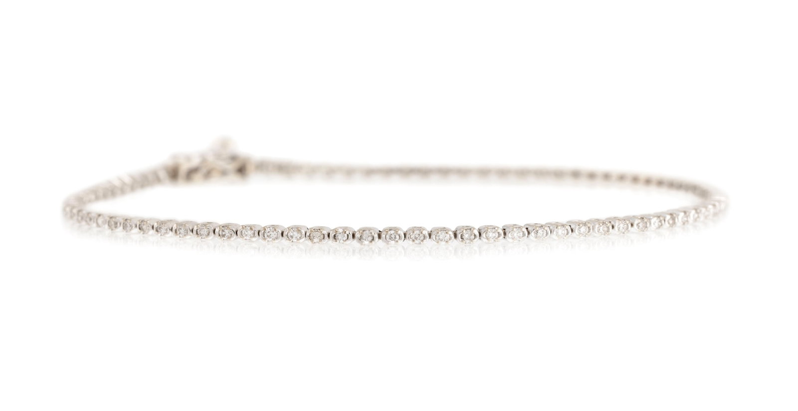 Bracelet rivière or gris 750 serti de diamants taille brillant, long. 18.5 cm: Bracelet rivière or gris 750 serti de diamants taille brillant, long. 18.5 cm Condition Bon état de conservation général. Présence de rayures et de légers signes d'usure