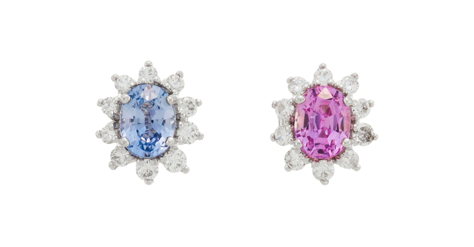 Paire de clous d'oreilles en or gris 750 sertis de saphirs ovales, l'un bleu et l'autre rose, entour (1 of 4)