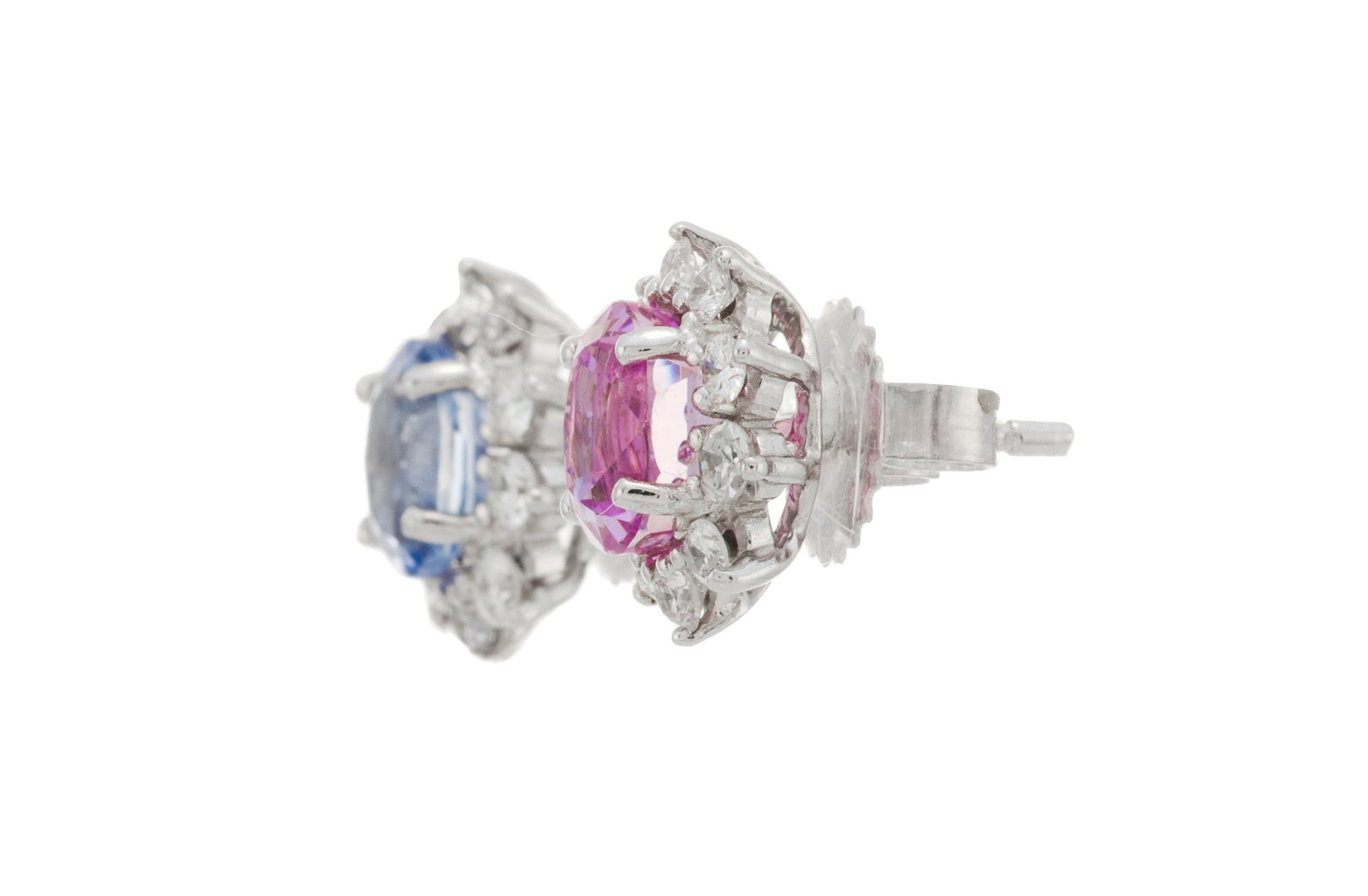 Paire de clous d'oreilles en or gris 750 sertis de saphirs ovales, l'un bleu et l'autre rose, entour - 2