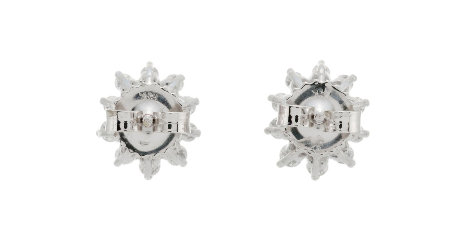 Paire de clous d'oreilles en or gris 750 sertis de saphirs ovales, l'un bleu et l'autre rose, entour - 3