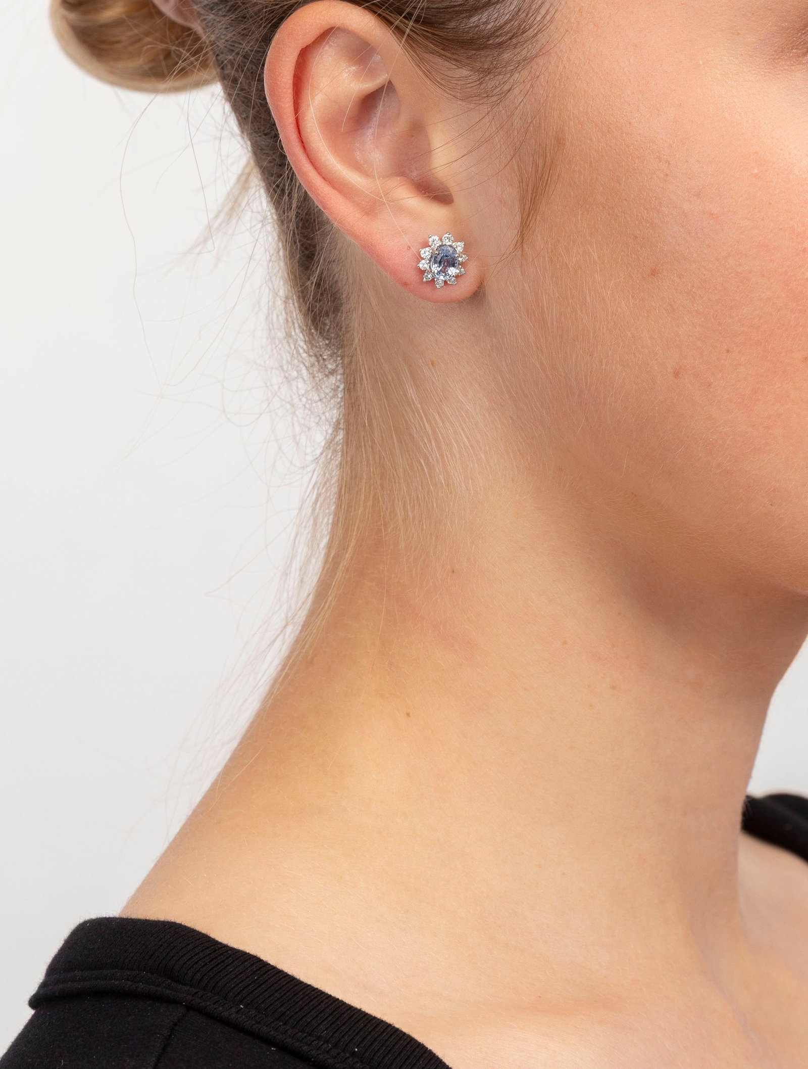 Paire de clous d'oreilles en or gris 750 sertis de saphirs ovales, l'un bleu et l'autre rose, entour - 4