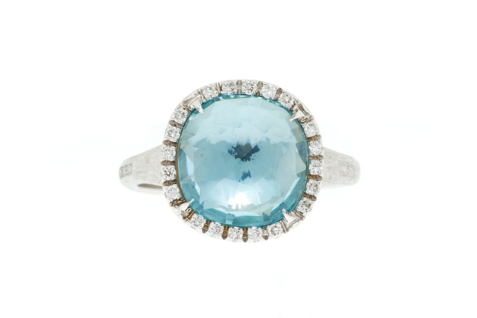 Marco Bicego, bague or 750 texturé sertie foilback d'une topaze facettée entourée de : Marco Bicego, bague or 750 texturé sertie foilback d'une topaze facettée entourée de diamants taille brillant, signée, doigt 55-15, 6g Condition Très bon état de