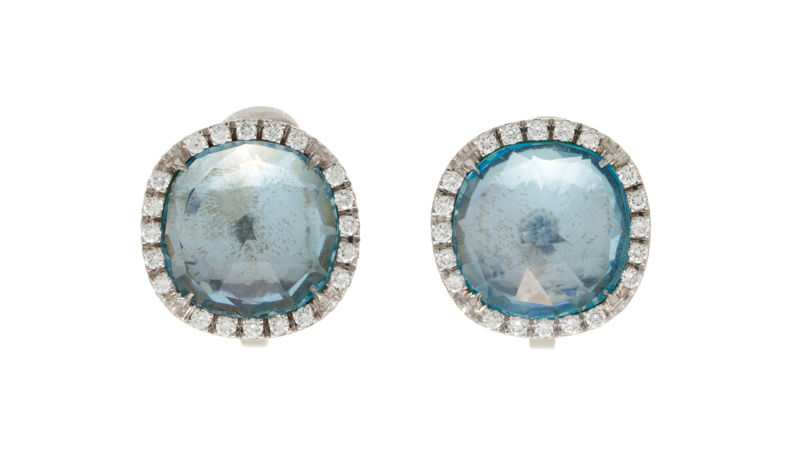 Marco Bicego, paire de clips d'oreilles or gris 750 texturé sertis foilback de topazes facett&#: Marco Bicego, paire de clips d'oreilles or gris 750 texturé sertis foilback de topazes facettées entourées de diamants taille brillant, h. 1.4 cm, 7g Condition Très bon état