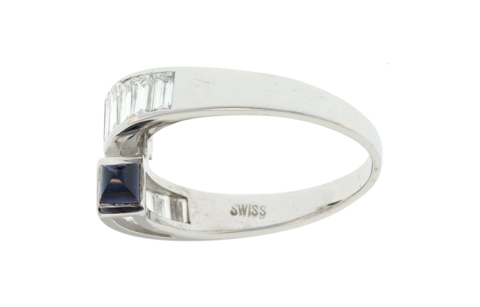 Gübelin, bague or gris 750 dont les extrémités sont serties de deux saphirs taille pa - 2