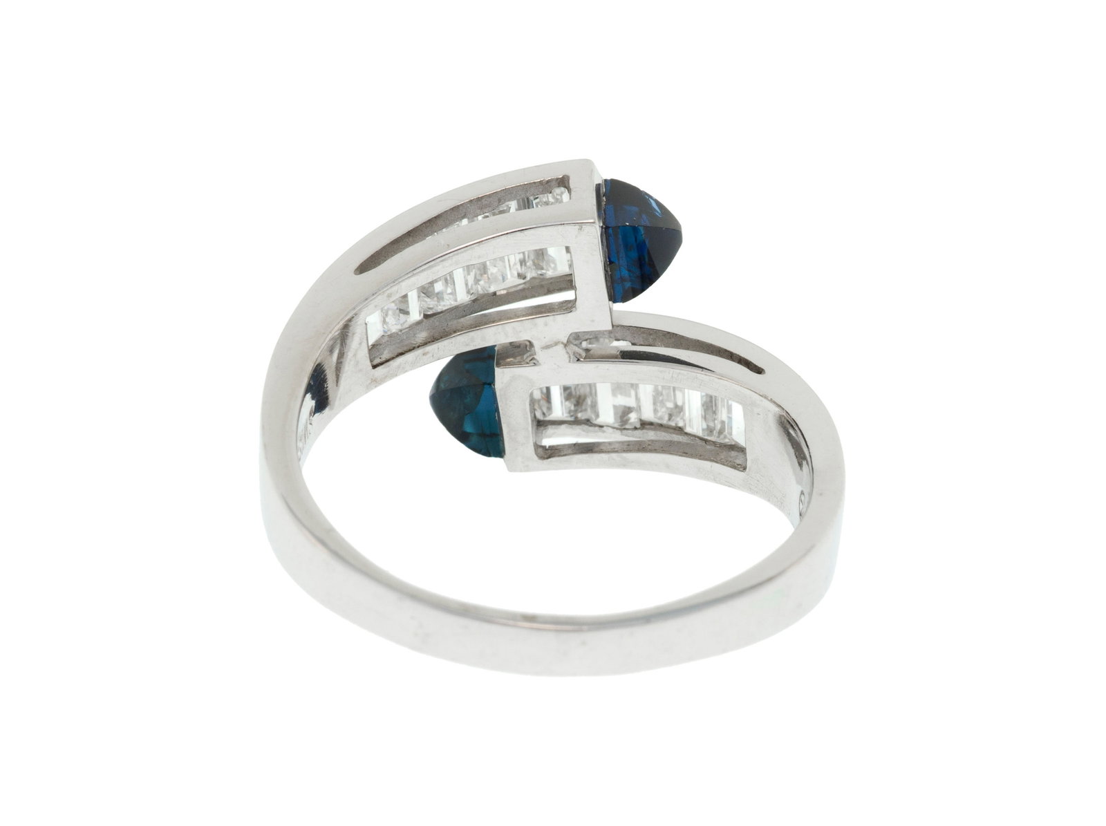 Gübelin, bague or gris 750 dont les extrémités sont serties de deux saphirs taille pa - 3