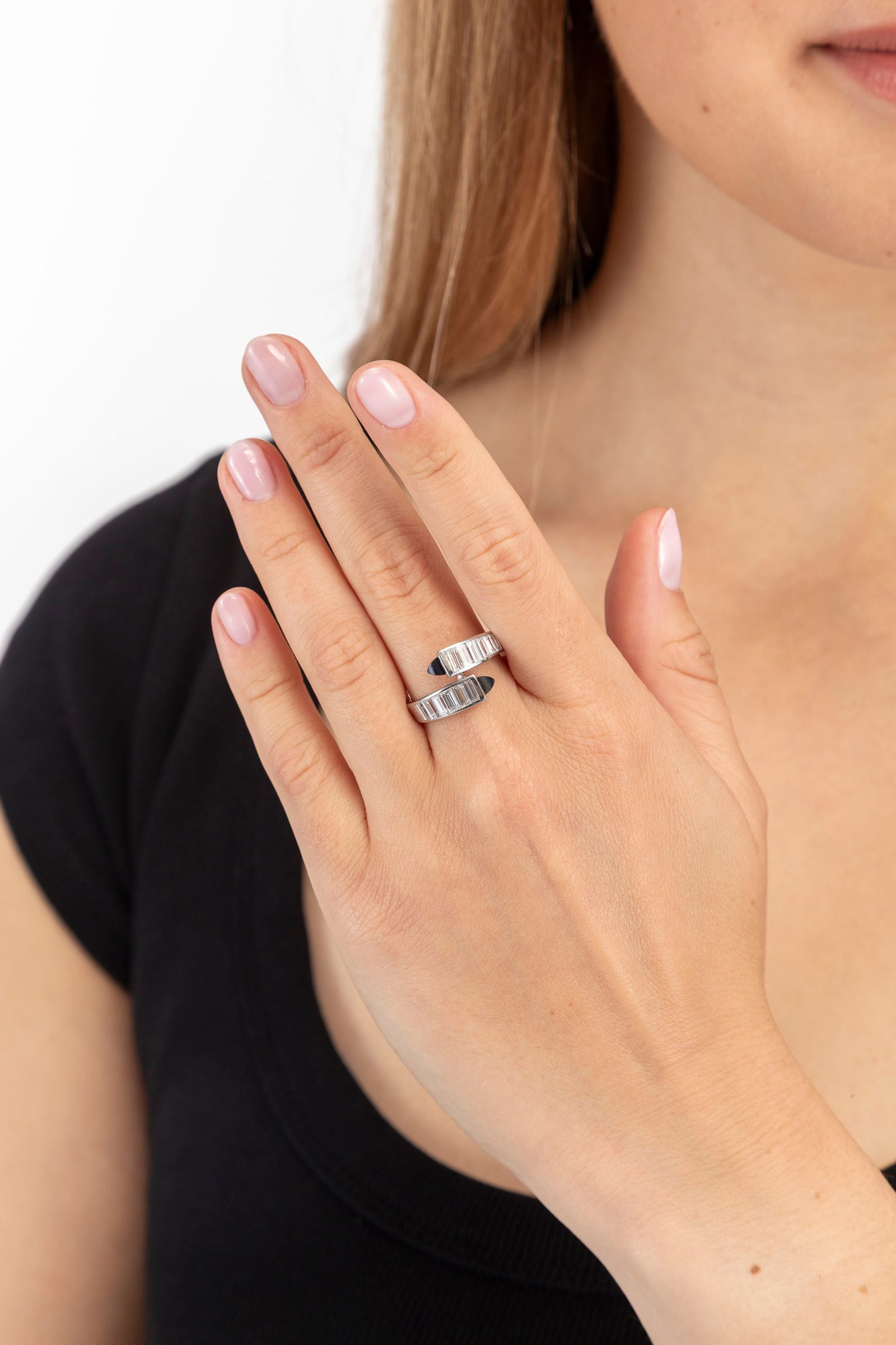Gübelin, bague or gris 750 dont les extrémités sont serties de deux saphirs taille pa - 4