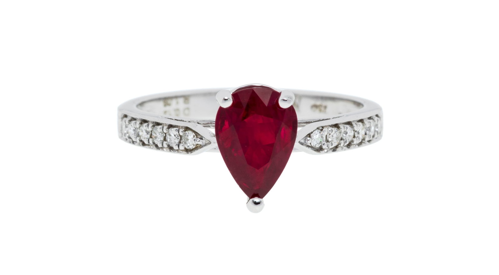 Bague or gris 750 sertie d'un rubis birman taille poire de 1.091 carat, chauffé, selon le rappo: Bague or gris 750 sertie d'un rubis birman taille poire de 1.091 carat, chauffé, selon le rapport Bellerophon n°B21410 daté du 01/03/2024, épaulé de lignes de diamants taille 