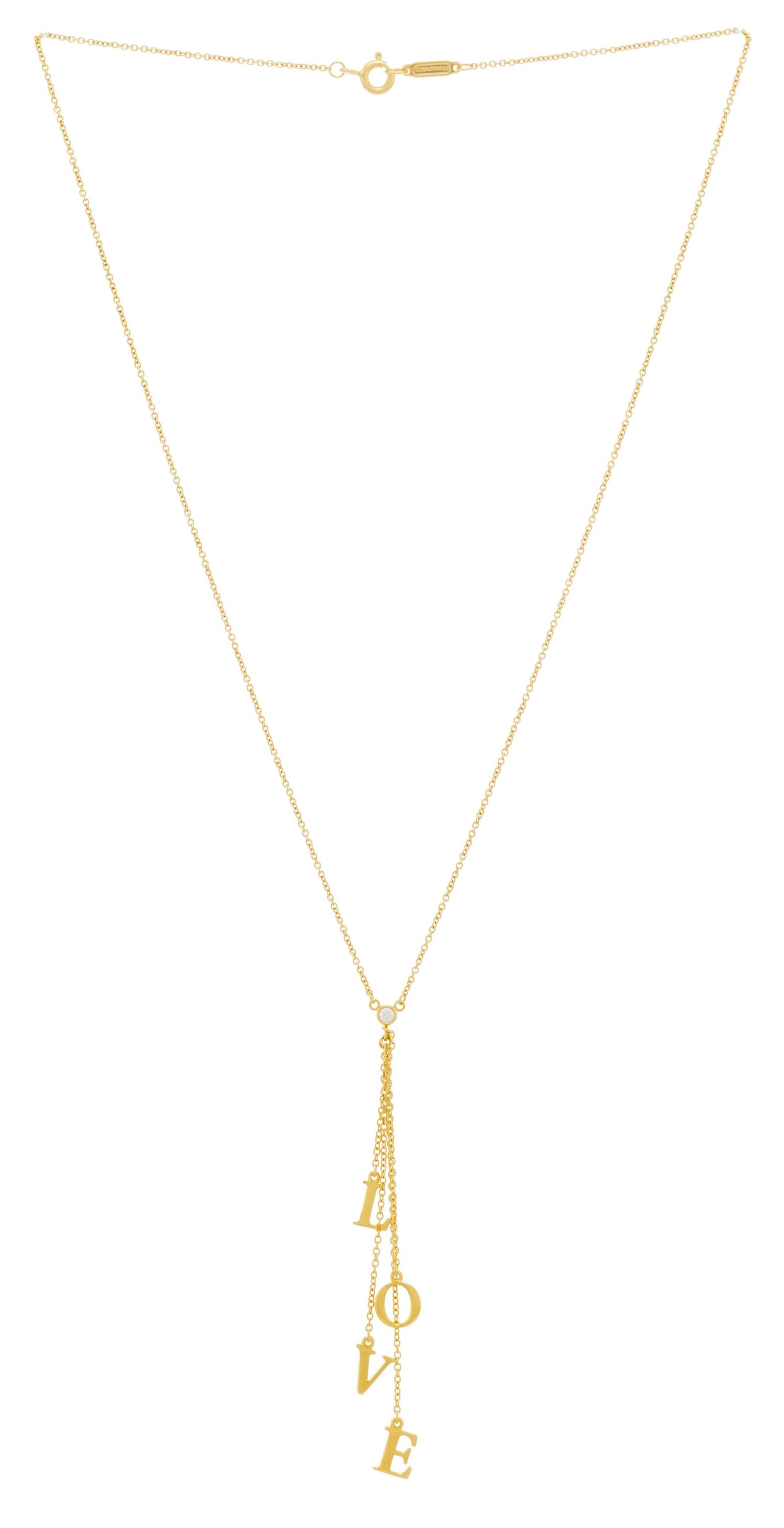 Tiffany&Co, collier or 750 à maille forçat serti au centre d'un diamant et retenant des le: Tiffany&Co, collier or 750 à maille forçat serti au centre d'un diamant et retenant des lettres formant le mot 'Love' en pampille, signé, long. 40 cm Condition Bon état de