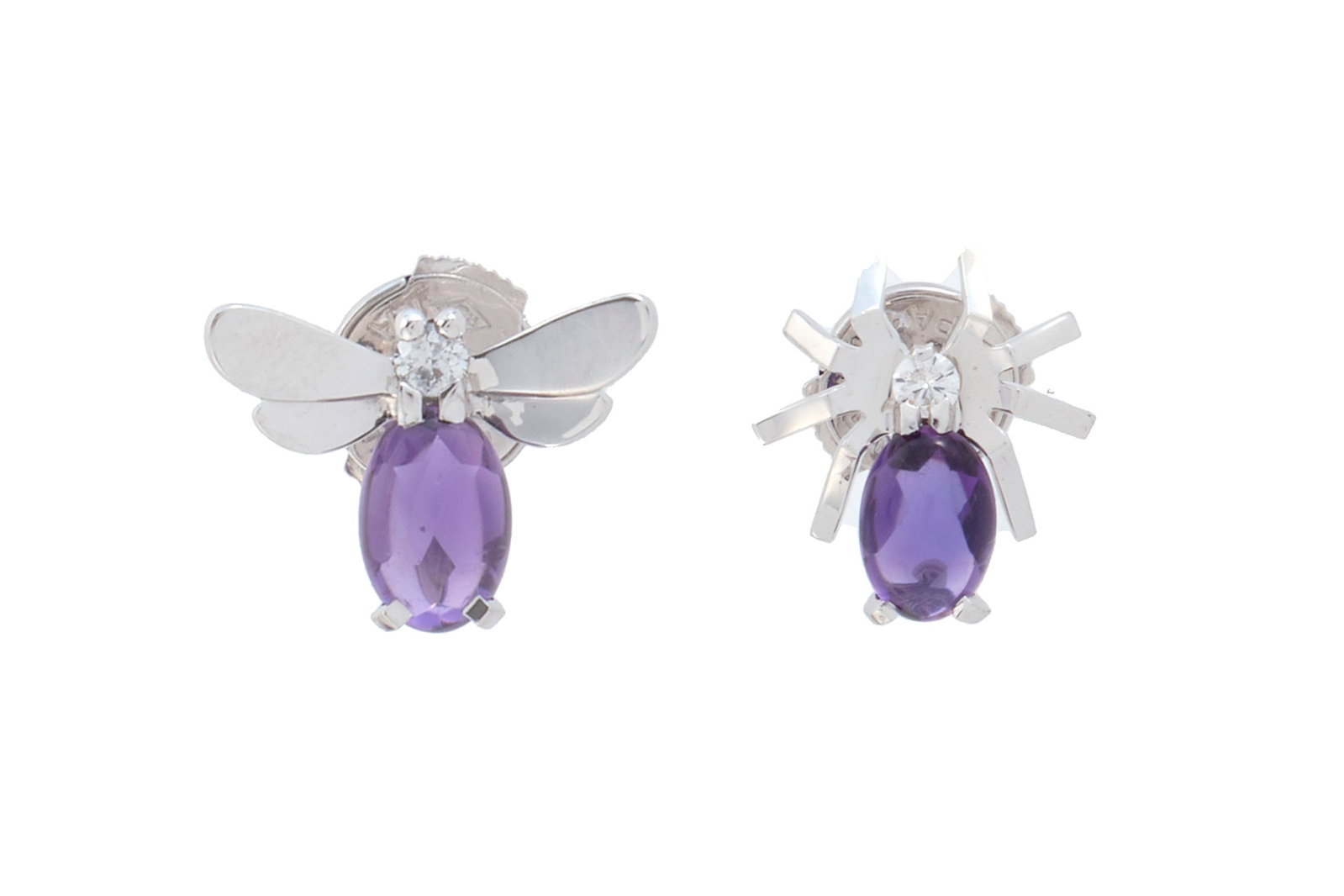 Chaumet, Attrape-moi, paire de clous d'oreilles or gris 750 figurant une mouche et une araignée: Chaumet, Attrape-moi, paire de clous d'oreilles or gris 750 figurant une mouche et une araignée serties de diamants et de cabochons d'améthyste, signés, numérotés, h. 0.9 et