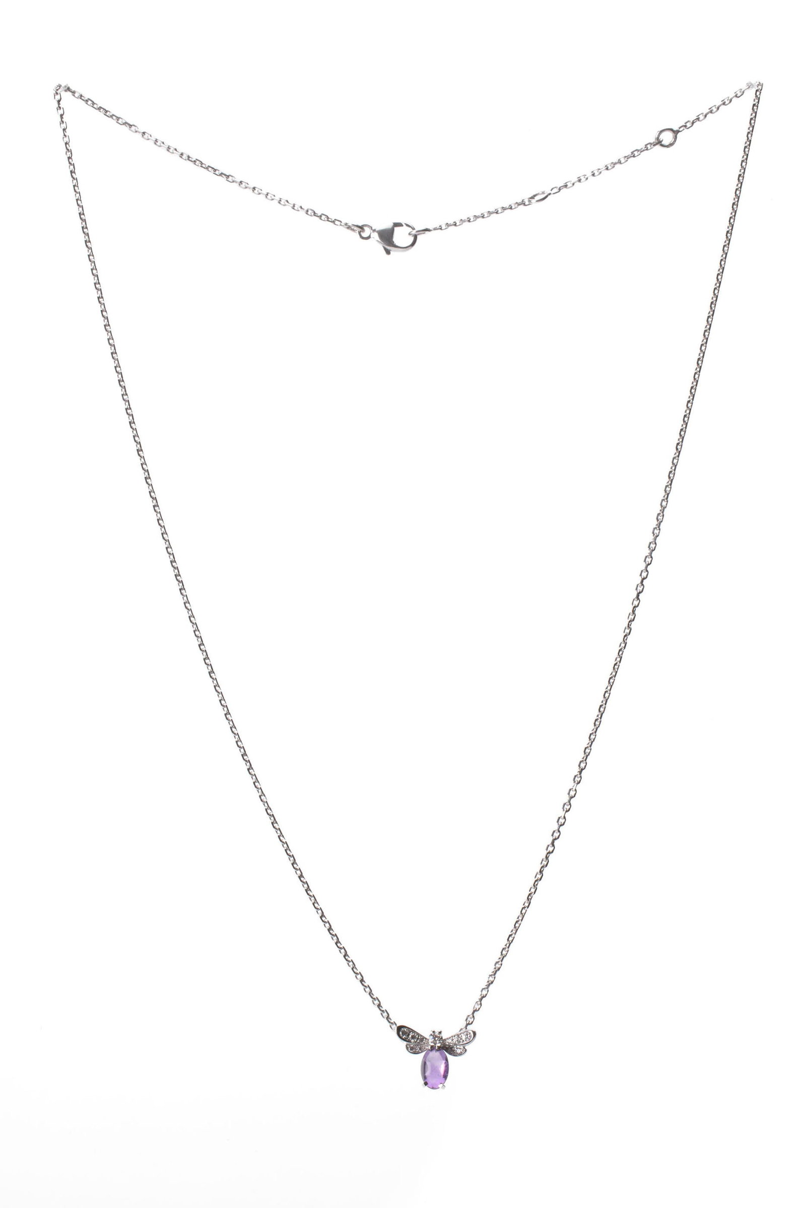 Chaumet, Attrape-moi, collier en or gris 750 à maille forçat retenant une mouche sertie d': Chaumet, Attrape-moi, collier en or gris 750 à maille forçat retenant une mouche sertie d'un diamant et d'un cabochon d'améthyste, signé et numéroté 1052144, long. 38.5,