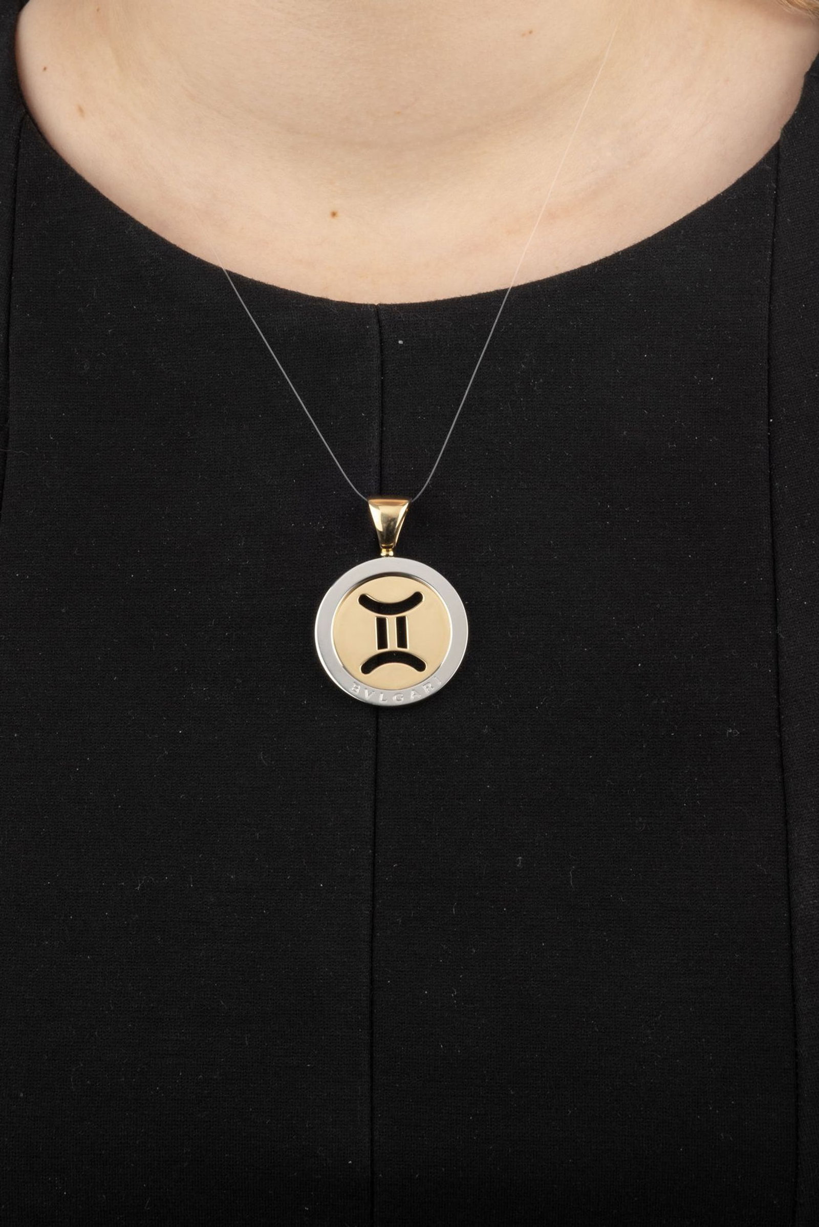 Bulgari, pendentif or 750 et acier ajouré du symbole des gémeaux, signé, h. 4.3 cm, 1 - 4