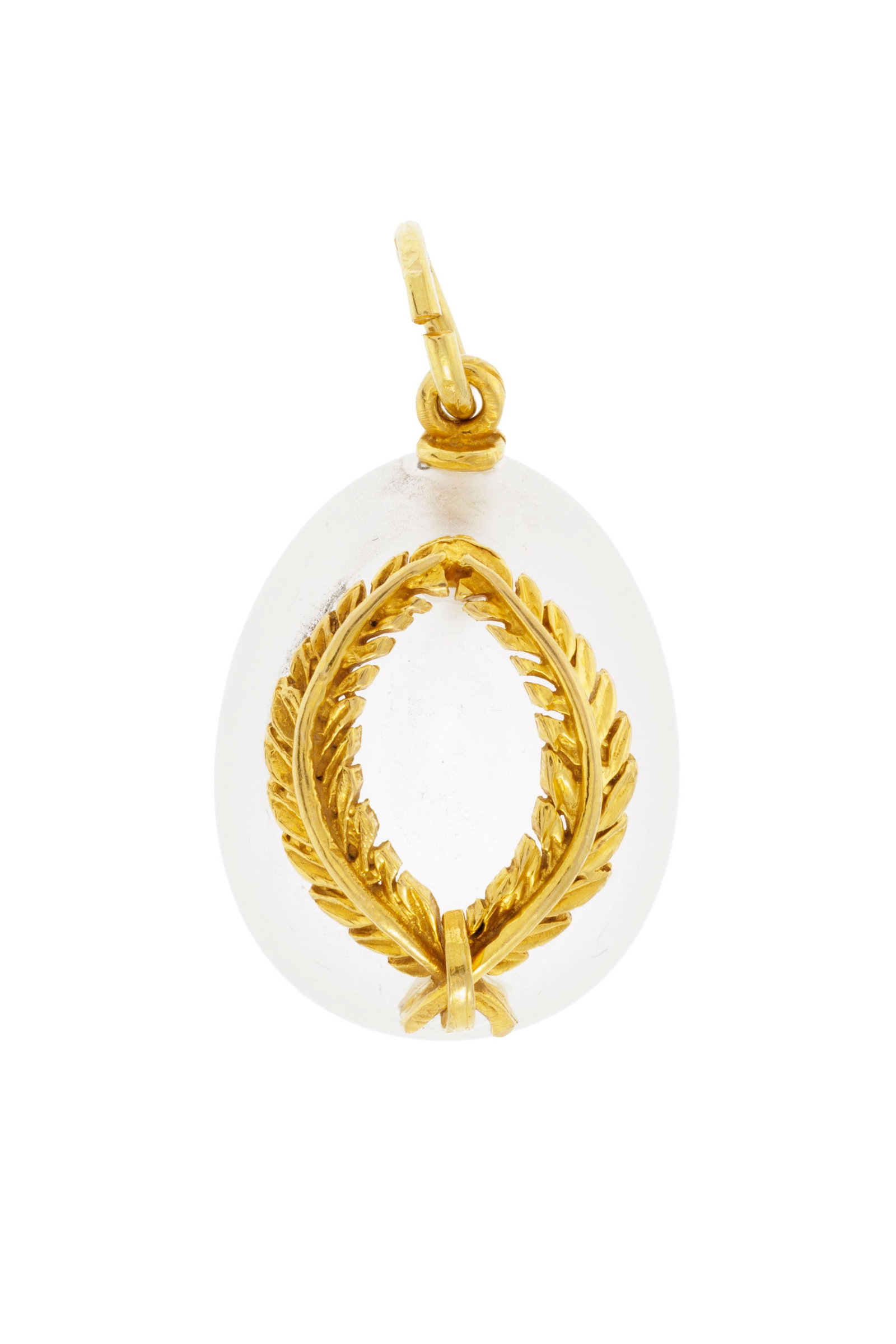 Lalaounis, pendentif œuf en cristal de roche dépoli et or 750 orné d'une couronne de : Lalaounis, pendentif œuf en cristal de roche dépoli et or 750 orné d'une couronne de laurier, signé, h. 2.9 cm Condition Bon état de conservation général. La bé