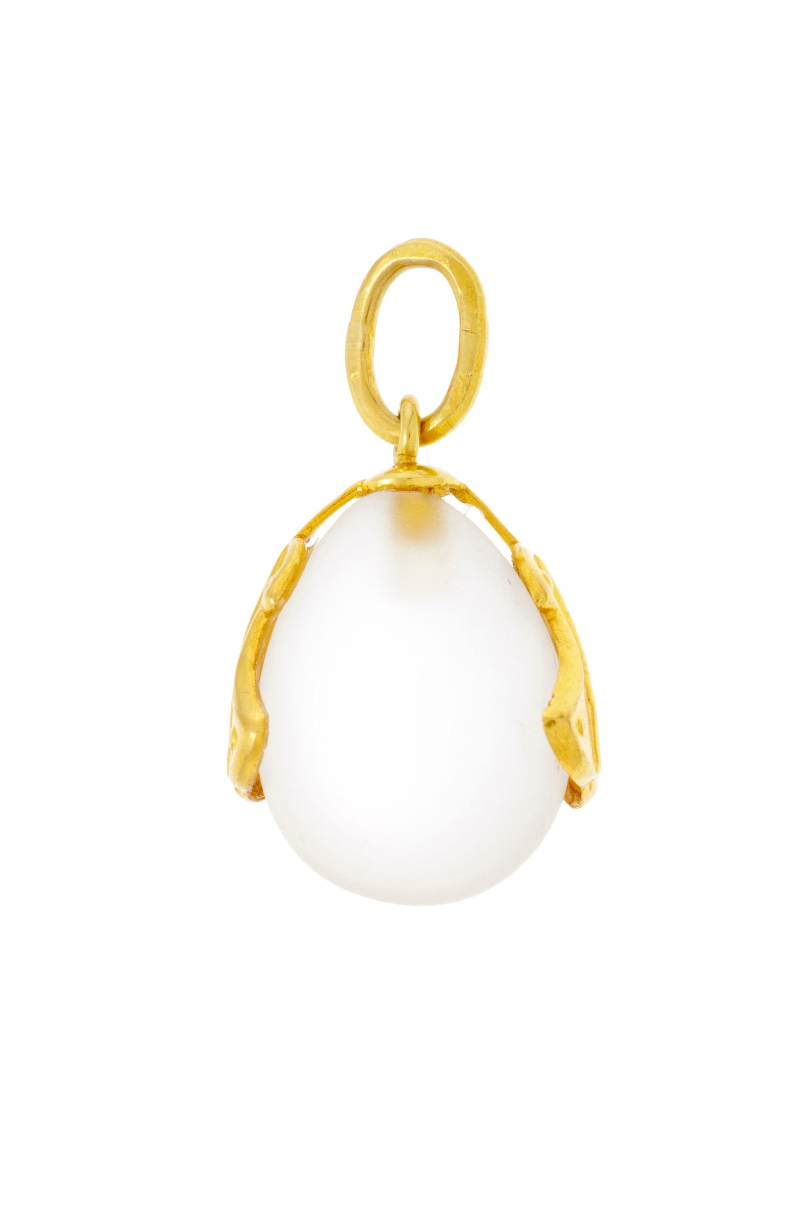 Lalaounis, pendentif œuf en or 750 et cristal de roche dépoli, signé, h. 2.5 cm: Lalaounis, pendentif œuf en or 750 et cristal de roche dépoli, signé, h. 2.5 cm Condition Très bon état de conservation général.