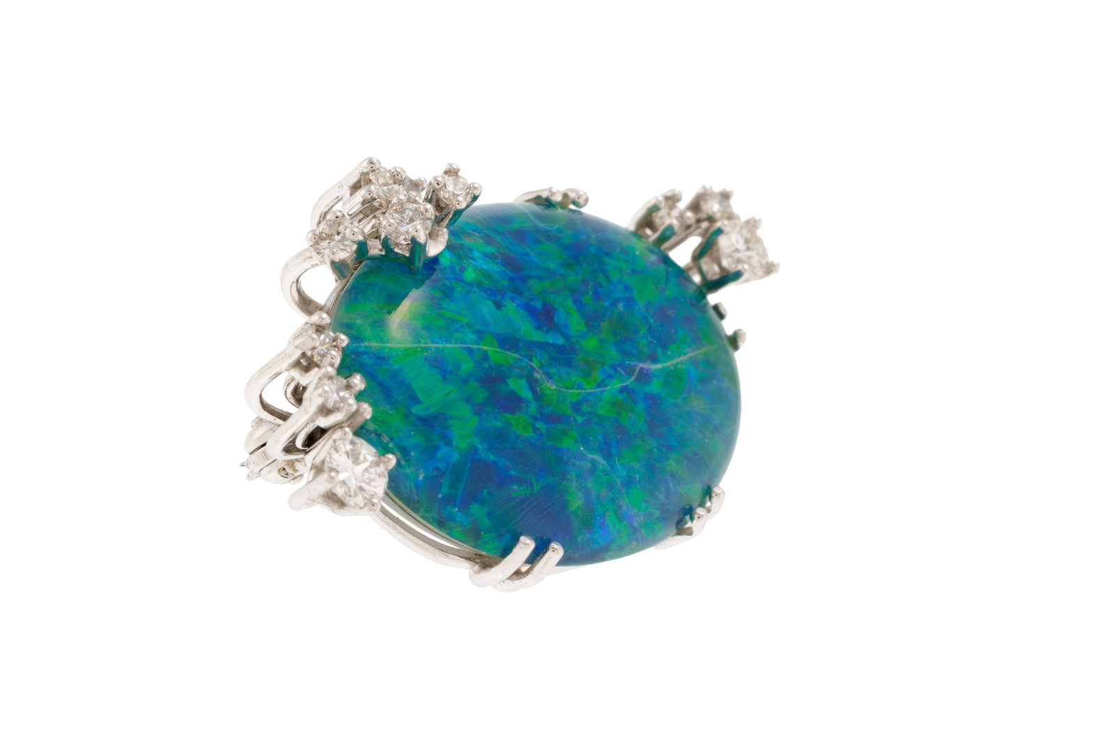 Broche or gris 750 ornée d'une opale triplet entourée de diamants taille brillant, long. 3 - 2