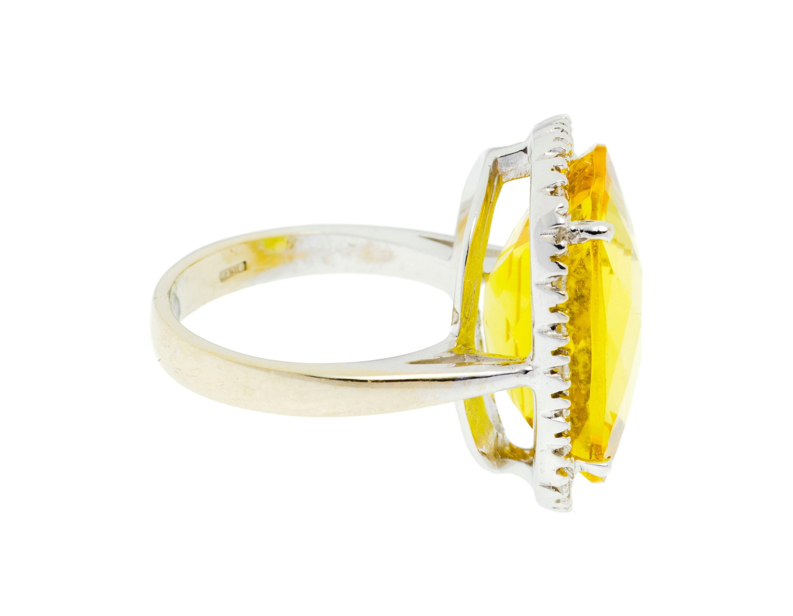 Bague or gris 750 sertie d'une citrine facettée entourée de diamants taille brillant, doig - 2