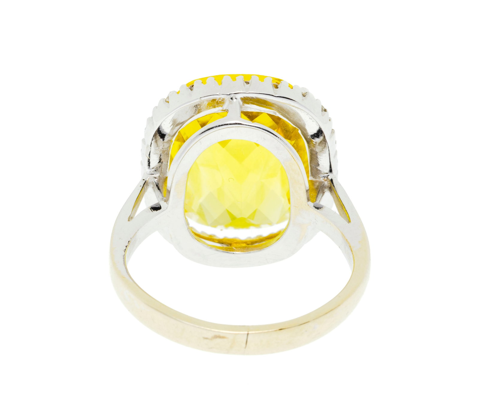 Bague or gris 750 sertie d'une citrine facettée entourée de diamants taille brillant, doig - 3