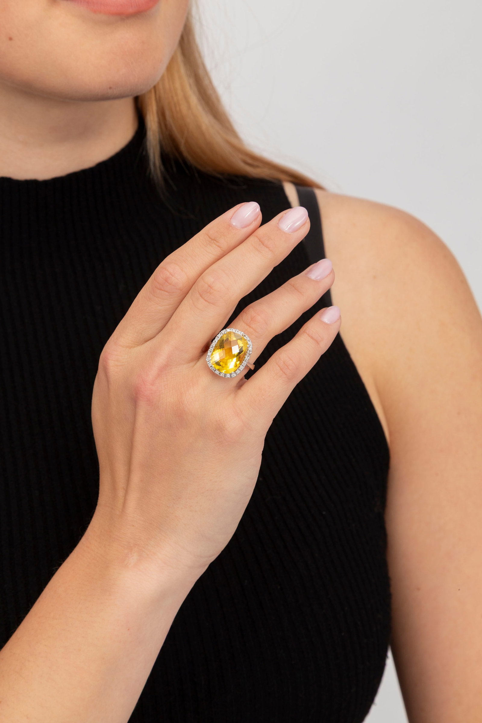 Bague or gris 750 sertie d'une citrine facettée entourée de diamants taille brillant, doig - 4