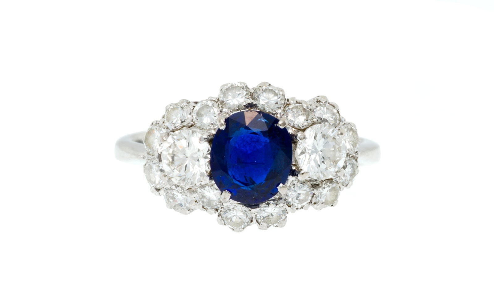 Bague or gris 750 sertie d'un saphir ovale entouré de diamants taille brillant, doigt 51-11: Bague or gris 750 sertie d'un saphir ovale entouré de diamants taille brillant, doigt 51-11 Condition Monture: Bon état de conservation général. Présence de rayures et micro