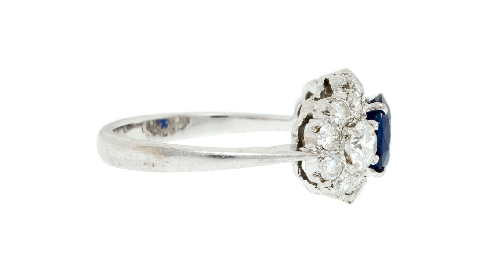 Bague or gris 750 sertie d'un saphir ovale entouré de diamants taille brillant, doigt 51-11 - 2