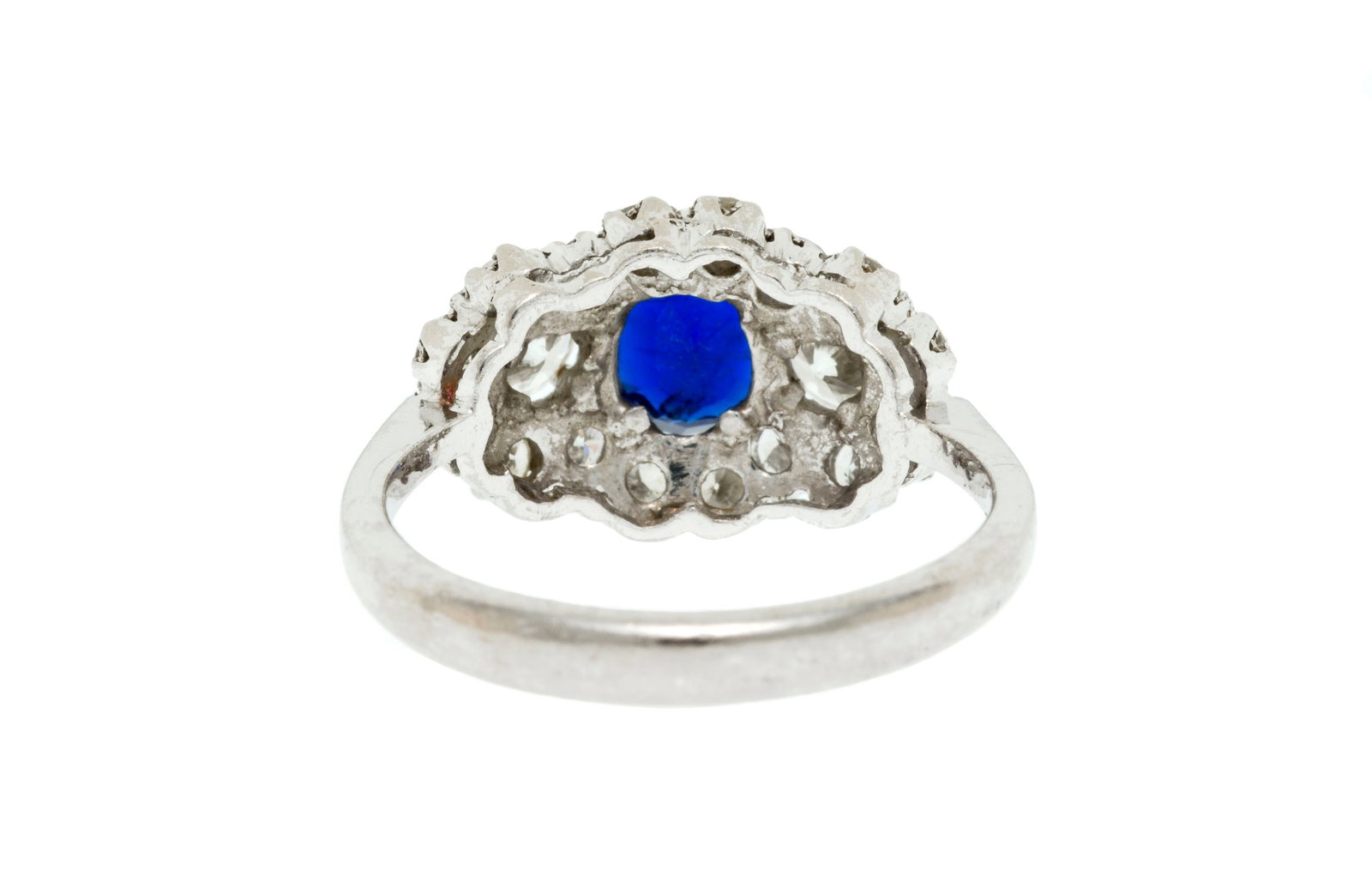 Bague or gris 750 sertie d'un saphir ovale entouré de diamants taille brillant, doigt 51-11 - 3