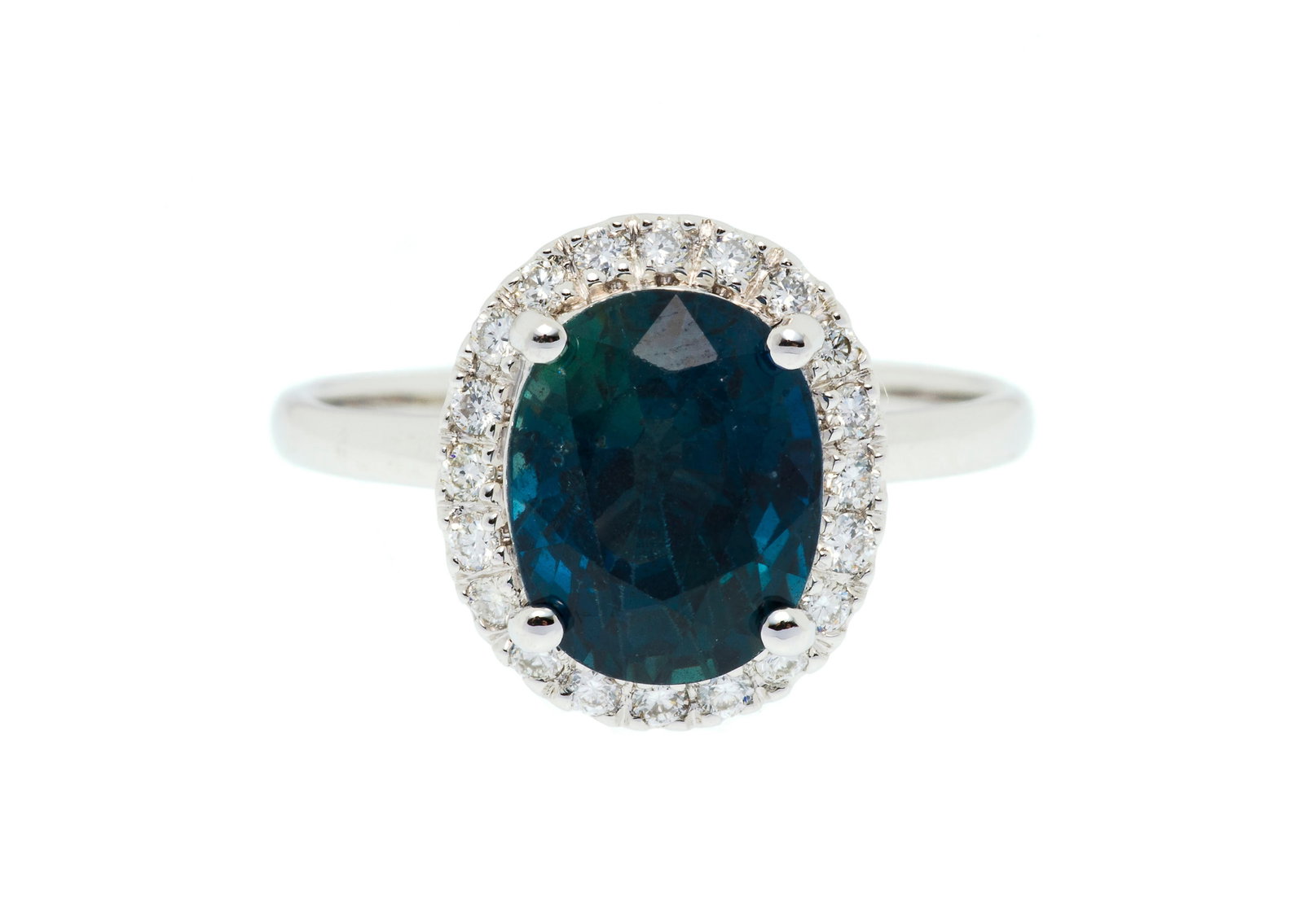 Bague or gris 750 sertie d'un saphir ovale de 3.921 carats provenant d'Afrique de l'Est, non chauff&: Bague or gris 750 sertie d'un saphir ovale de 3.921 carats provenant d'Afrique de l'Est, non chauffé, selon le rapport Bellerophon n°B51644 daté du 19/09/2025, entouré de diamants