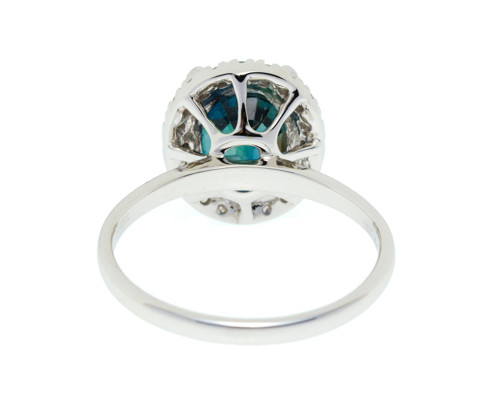 Bague or gris 750 sertie d'un saphir ovale de 3.921 carats provenant d'Afrique de l'Est, non chauff& - 3